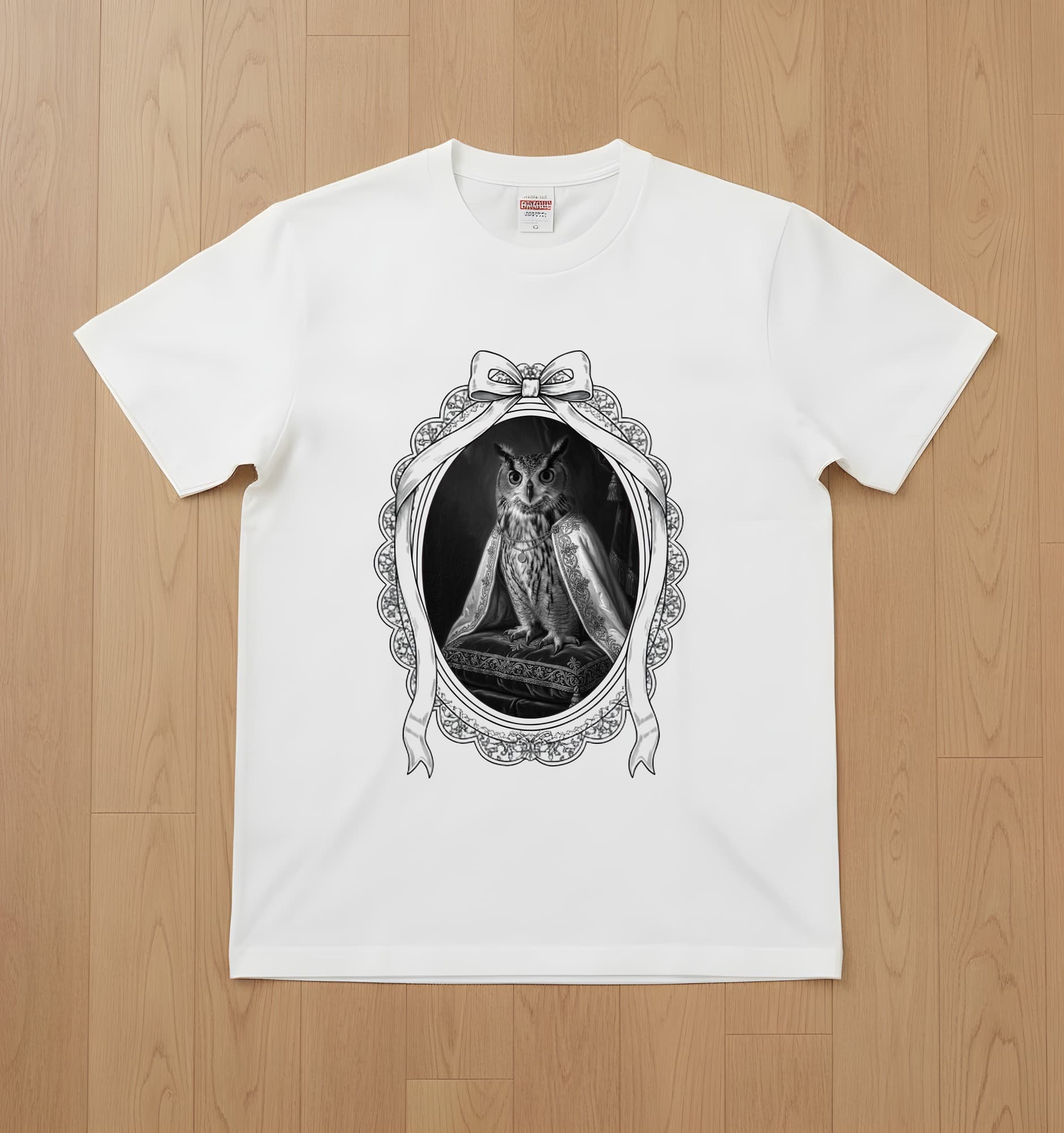ベンガルワシミミズクのルネサンス肖像画Tシャツ(ホワイト・モノクロプリント・額縁デザインあり)