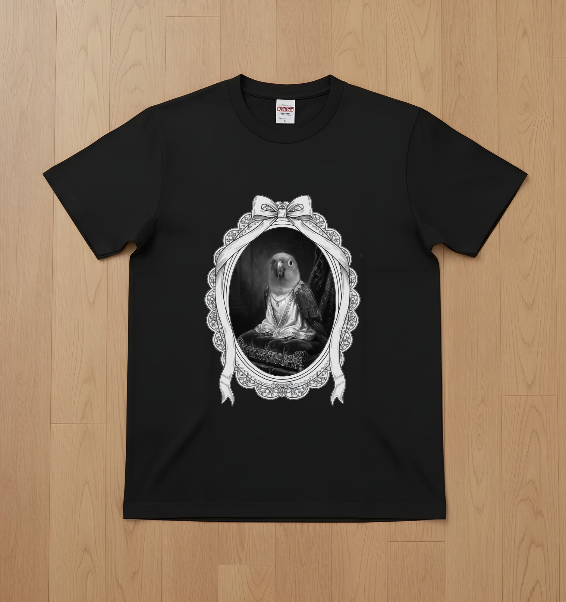 コガネメキシコインコのルネサンス肖像画Tシャツ(ブラック・モノクロプリント・額縁デザインあり)