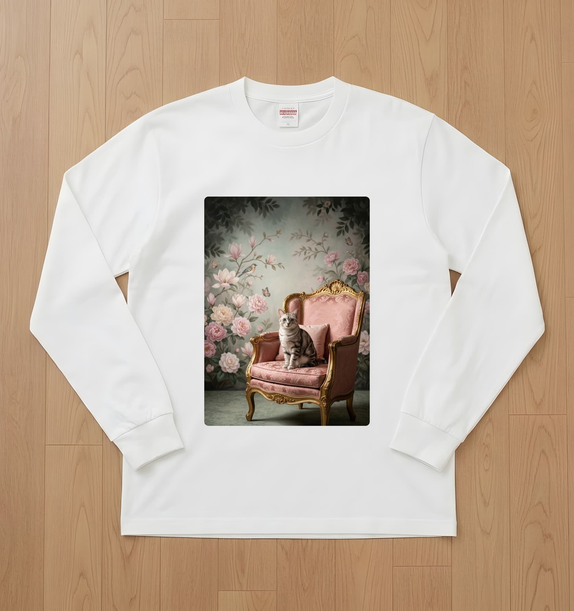 アメリカンショートヘアのシャビーピンクの油絵風アートロココ調長袖Tシャツ(ホワイト)