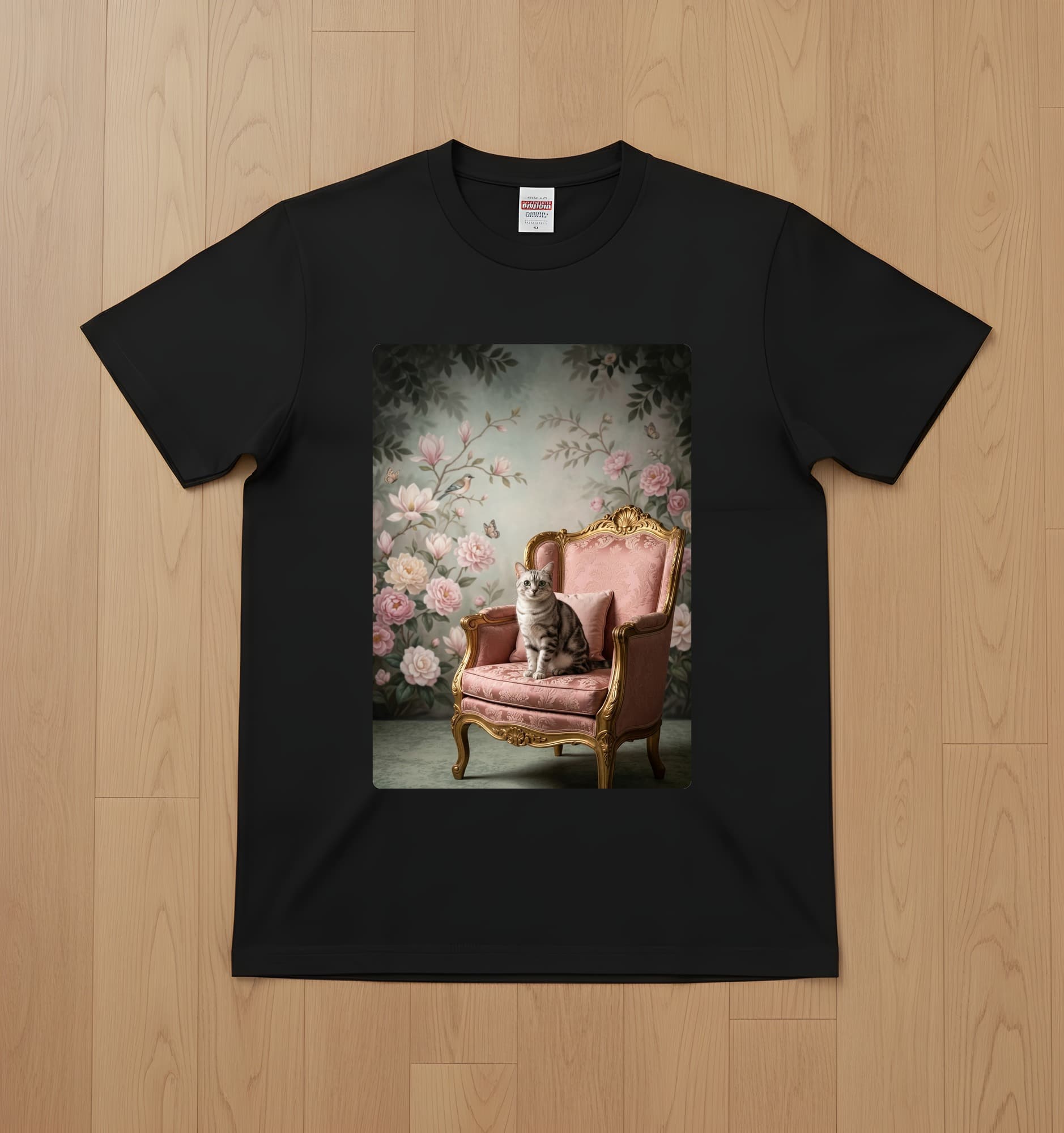 アメリカンショートヘアのシャビーピンクの油絵風アートロココ調Tシャツ(ブラック)