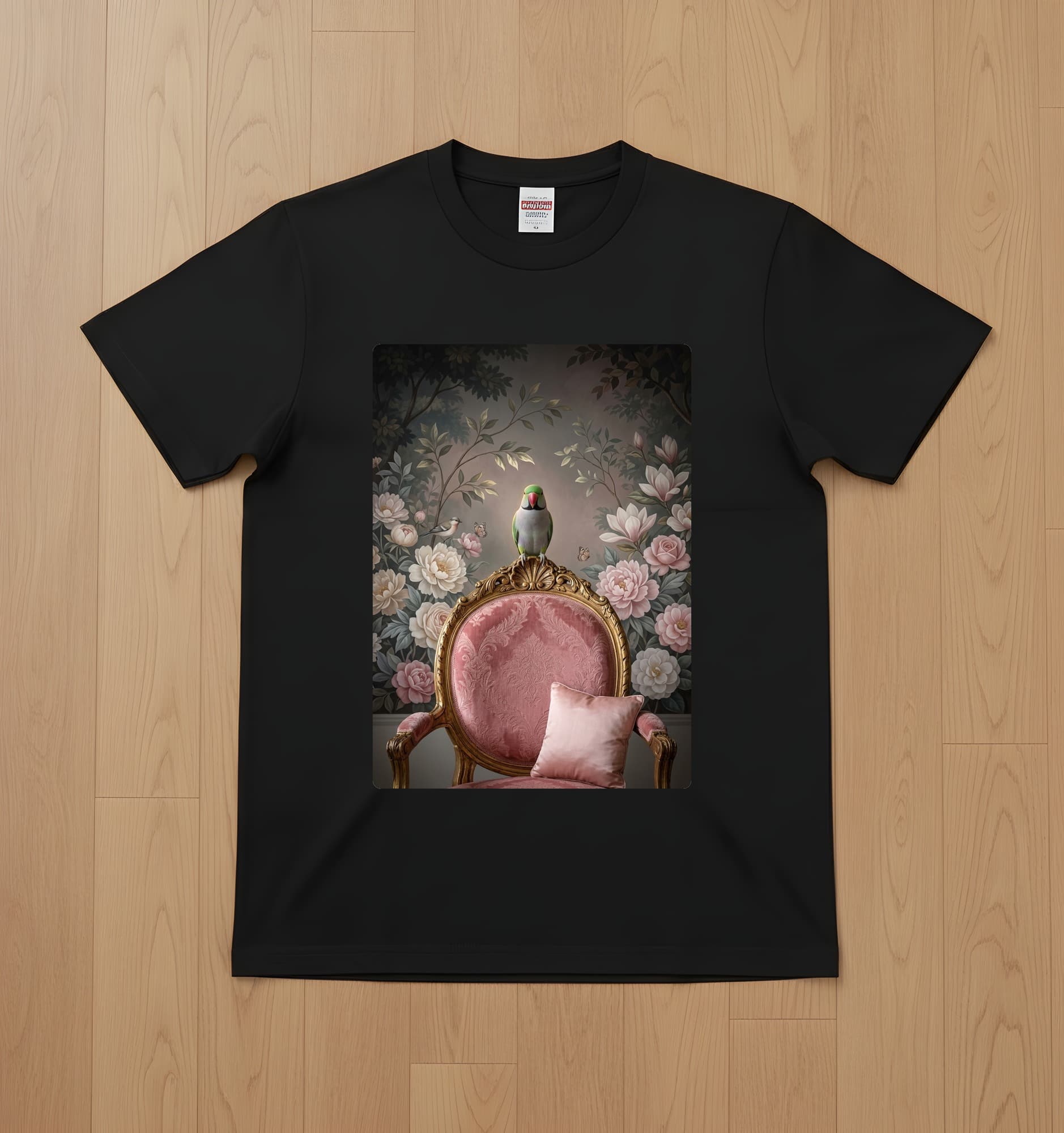 ダルマインコのシャビーピンクの油絵風アートロココ調Tシャツ(ブラック)