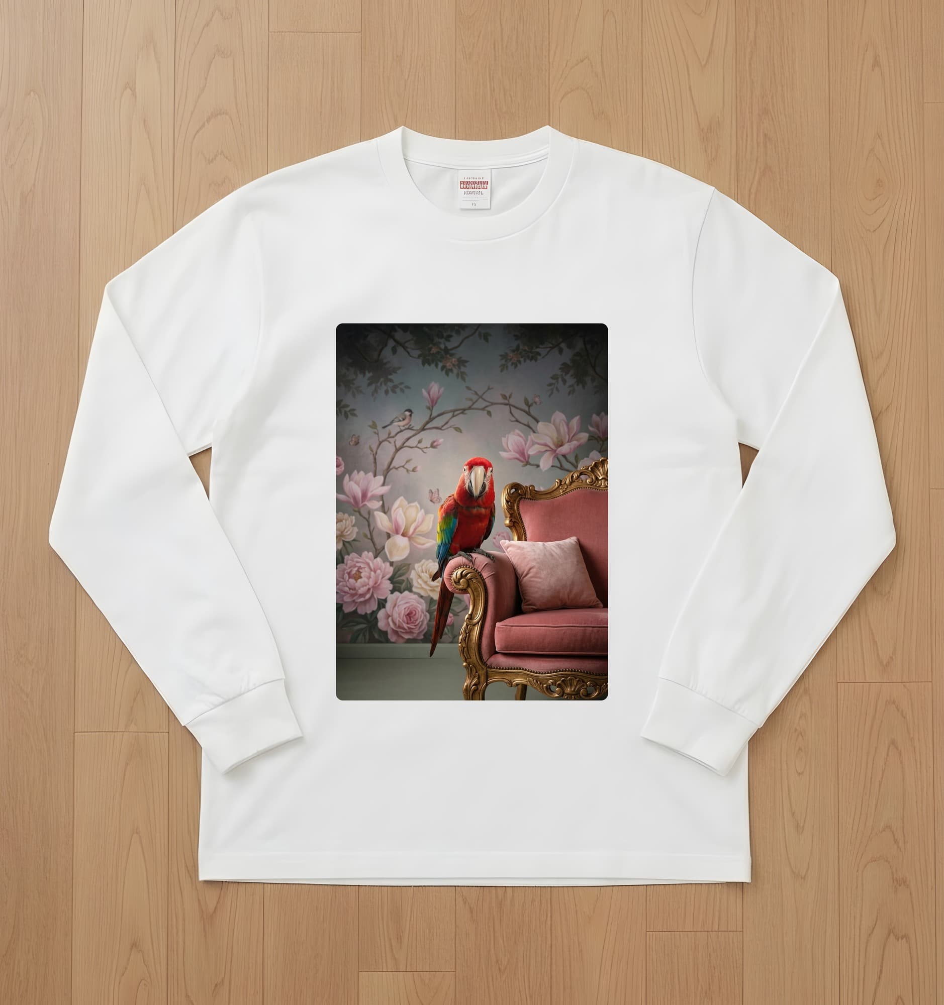 ベニコンゴウインコのシャビーピンクの油絵風アートロココ調長袖Tシャツ(ホワイト)