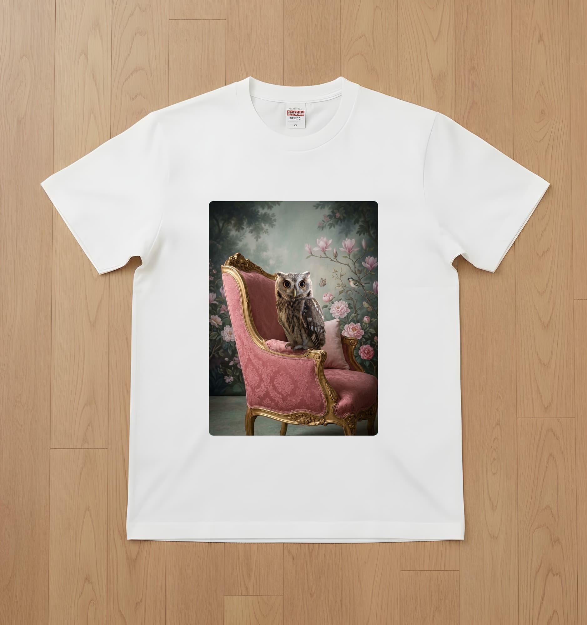 コノハズクのシャビーピンクの油絵風アートロココ調Tシャツ(ホワイト)