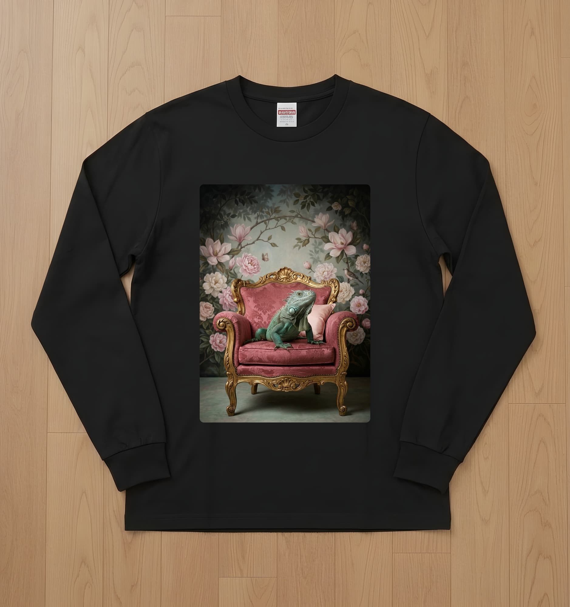 ブルーイグアナのシャビーピンクの油絵風アートロココ調長袖Tシャツ(ブラック)