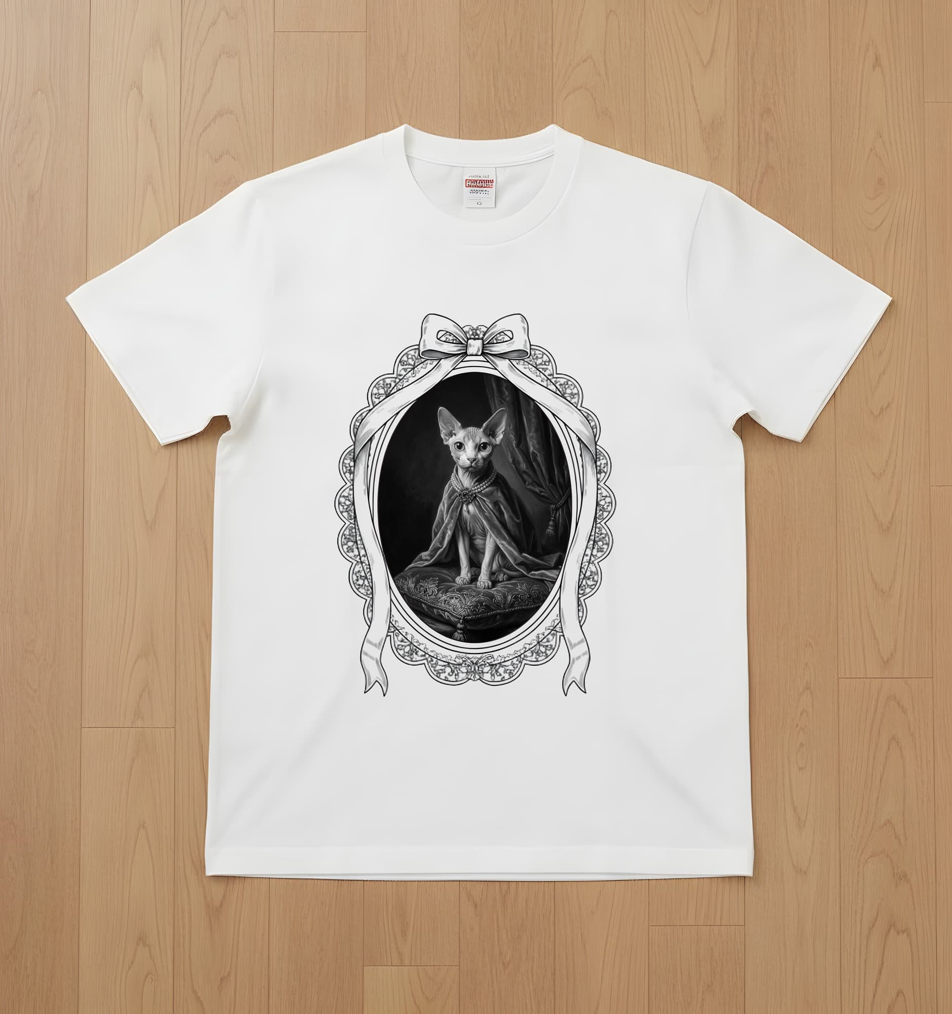 スフィンクスのルネサンス肖像画Tシャツ(ホワイト・モノクロプリント・額縁デザインあり)