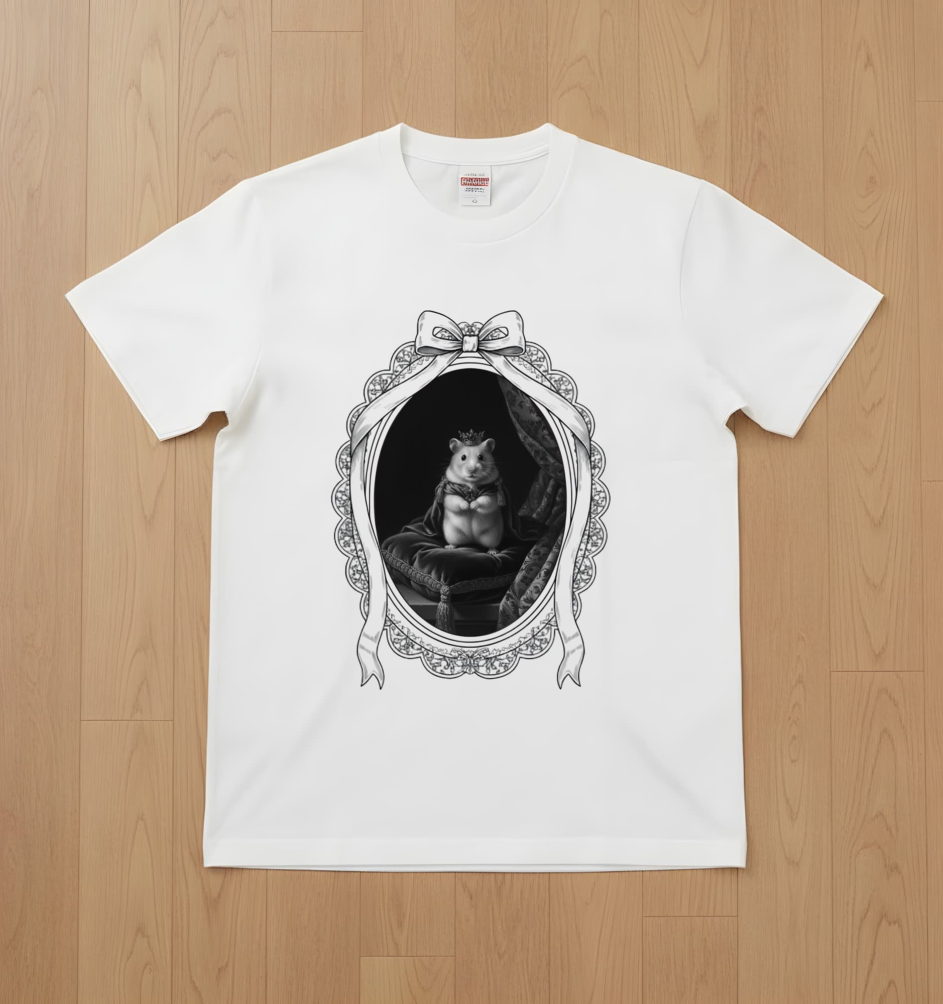 キンクマハムスターのルネサンス肖像画Tシャツ(ホワイト・モノクロプリント・額縁デザインあり)