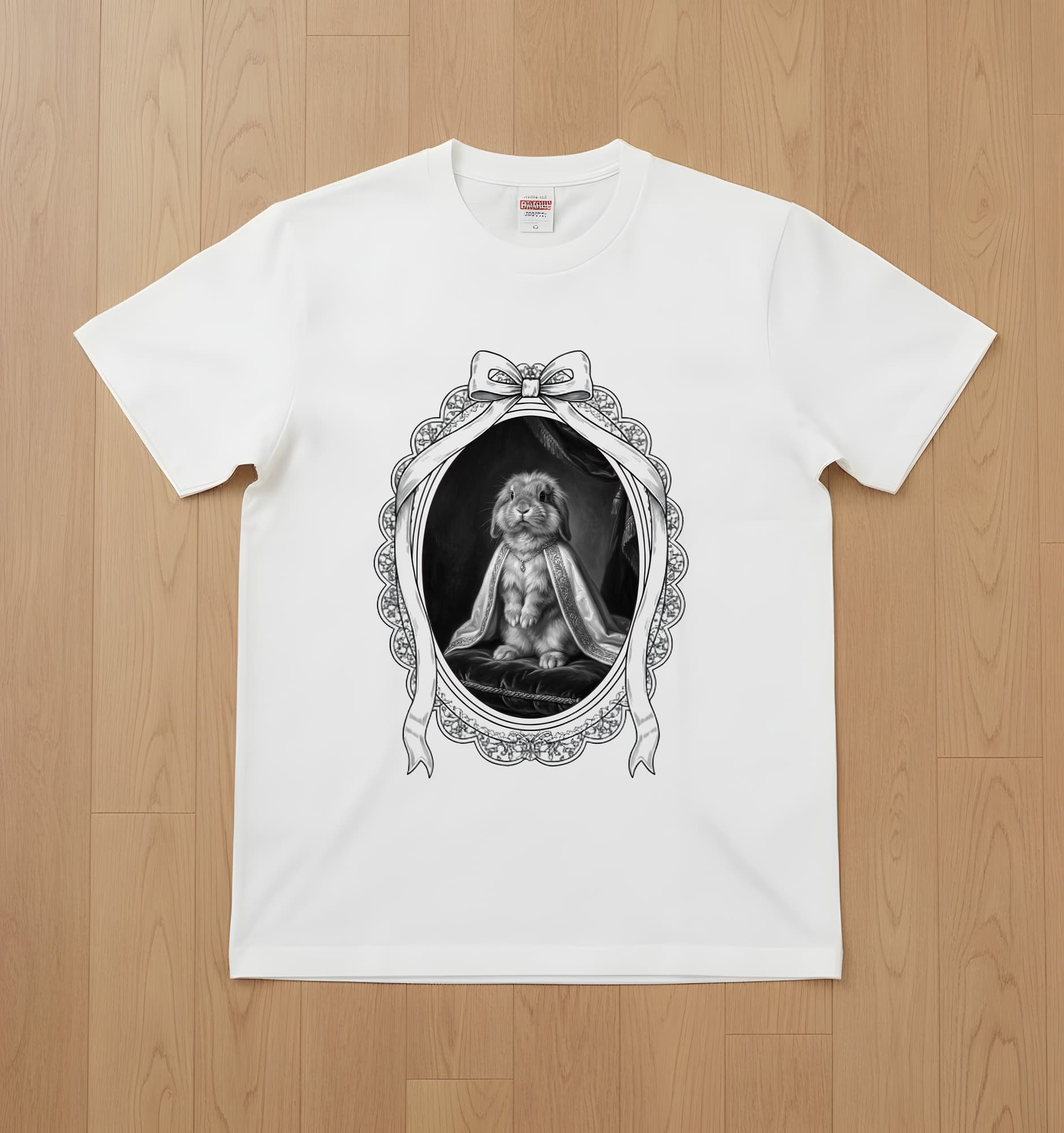 ライオンヘッドのルネサンス肖像画Tシャツ(ホワイト・モノクロプリント・額縁デザインあり)