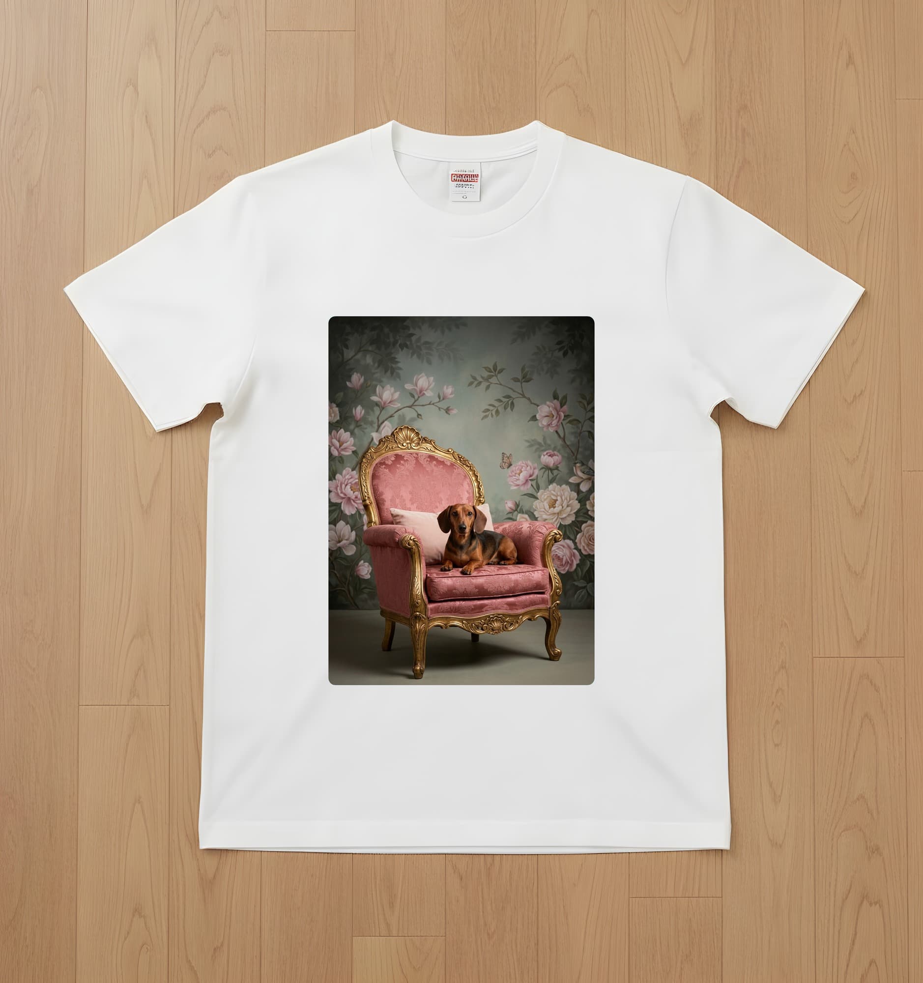 ミニチュアダックスフンドのシャビーピンクの油絵風アートロココ調Tシャツ(ホワイト)