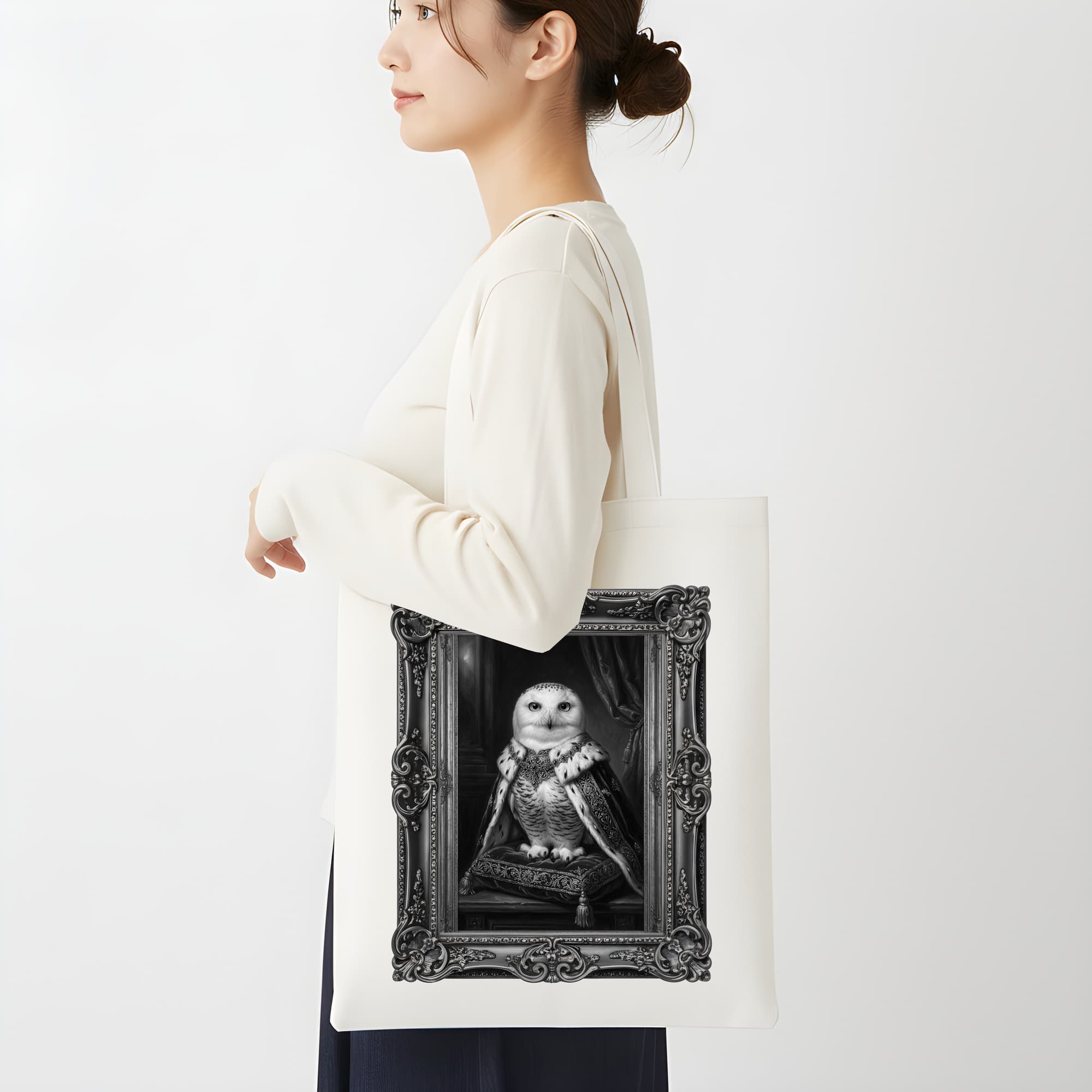 シロフクロウのルネサンス肖像画トートバッグ(モノクロプリント・額縁デザインあり) 2