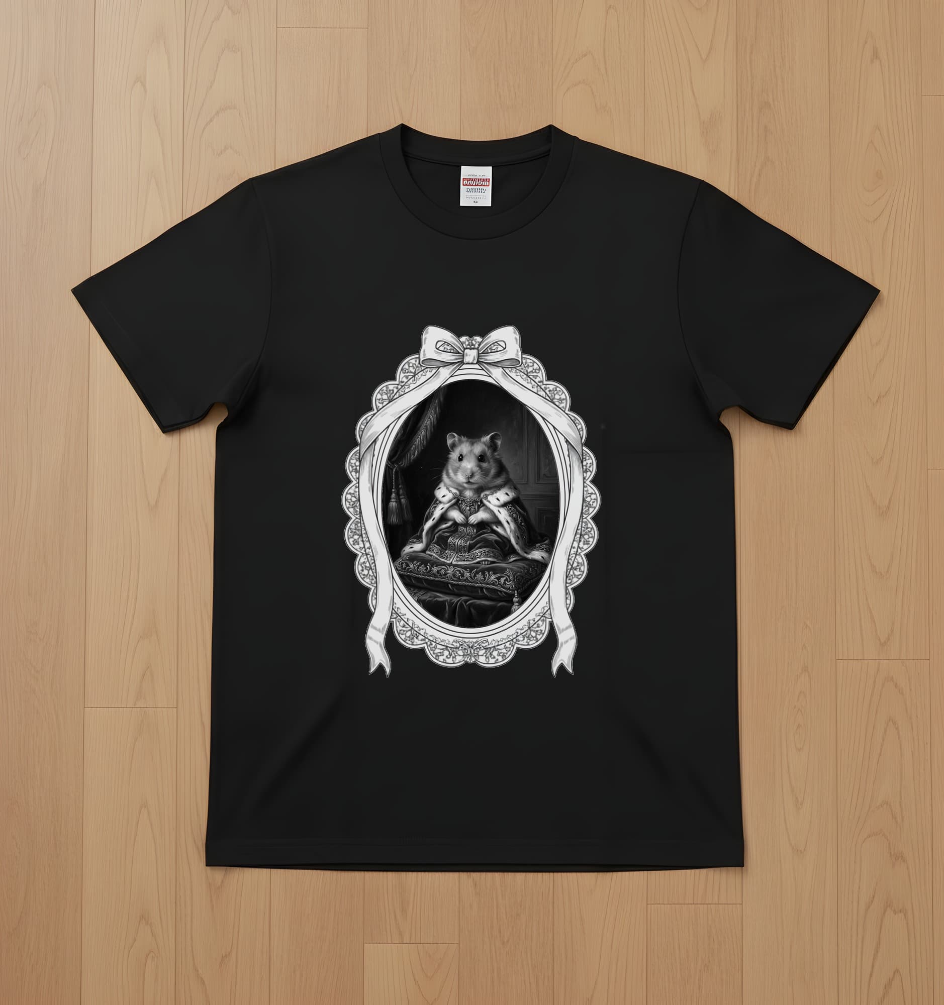 キンクマハムスターのルネサンス肖像画Tシャツ(ブラック・モノクロプリント・額縁デザインあり)
