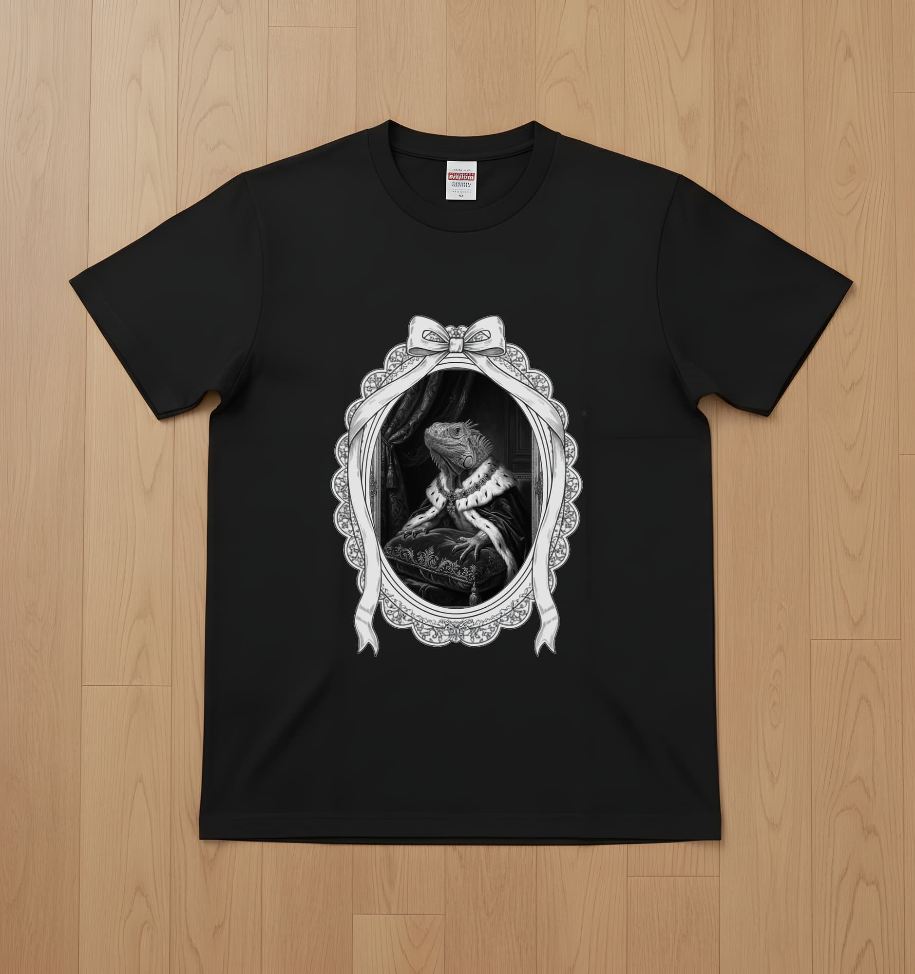 グリーンイグアナのルネサンス肖像画Tシャツ(ブラック・モノクロプリント・額縁デザインあり)