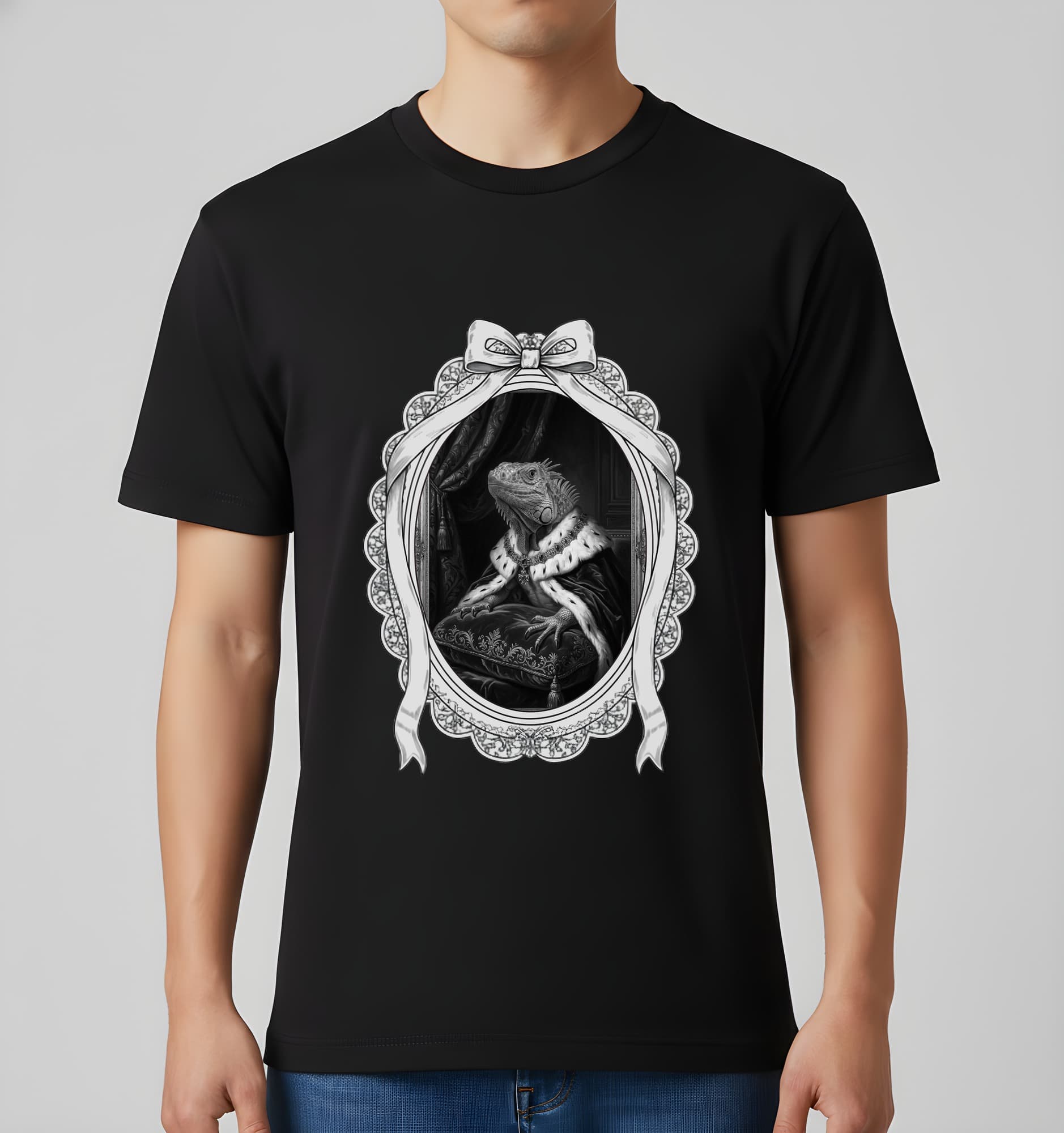 グリーンイグアナのルネサンス肖像画Tシャツ(ブラック・モノクロプリント・額縁デザインあり) 2
