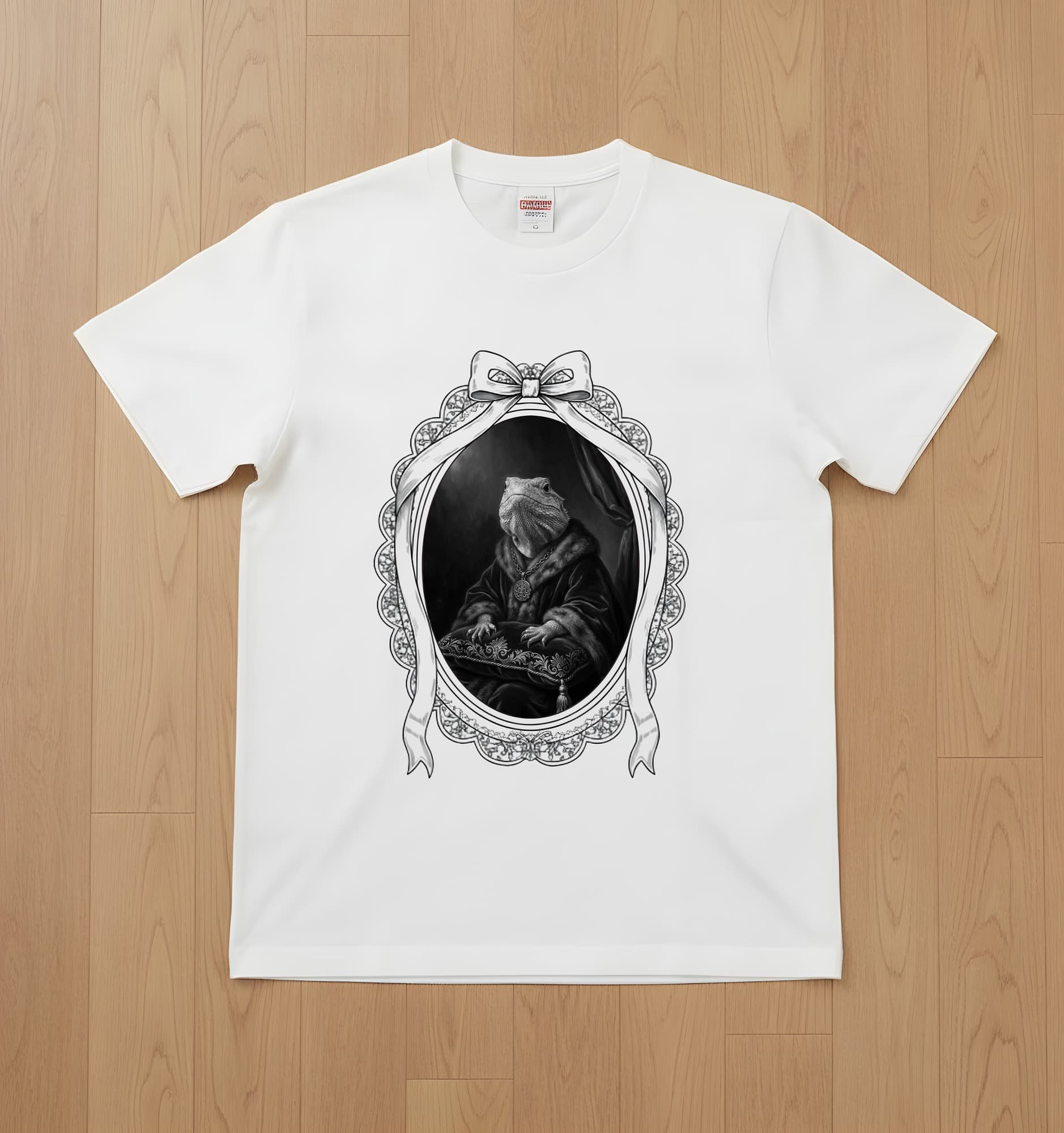 サバクイグアナのルネサンス肖像画Tシャツ(ホワイト・モノクロプリント・額縁デザインあり)