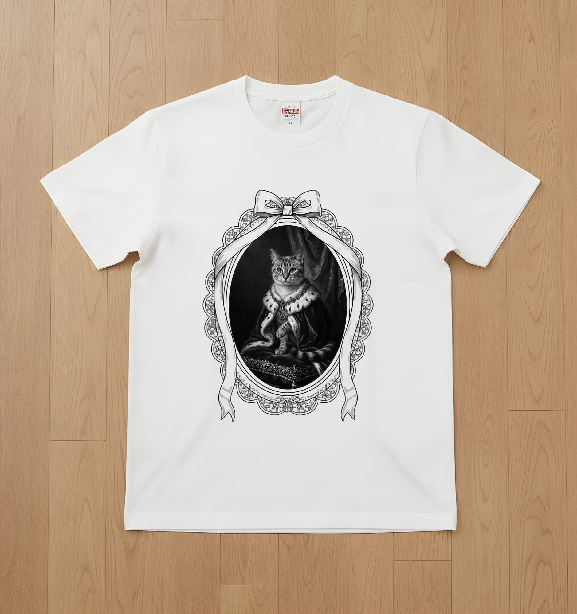 猫のルネサンス肖像画Tシャツ(ホワイト・モノクロプリント・額縁デザインあり)