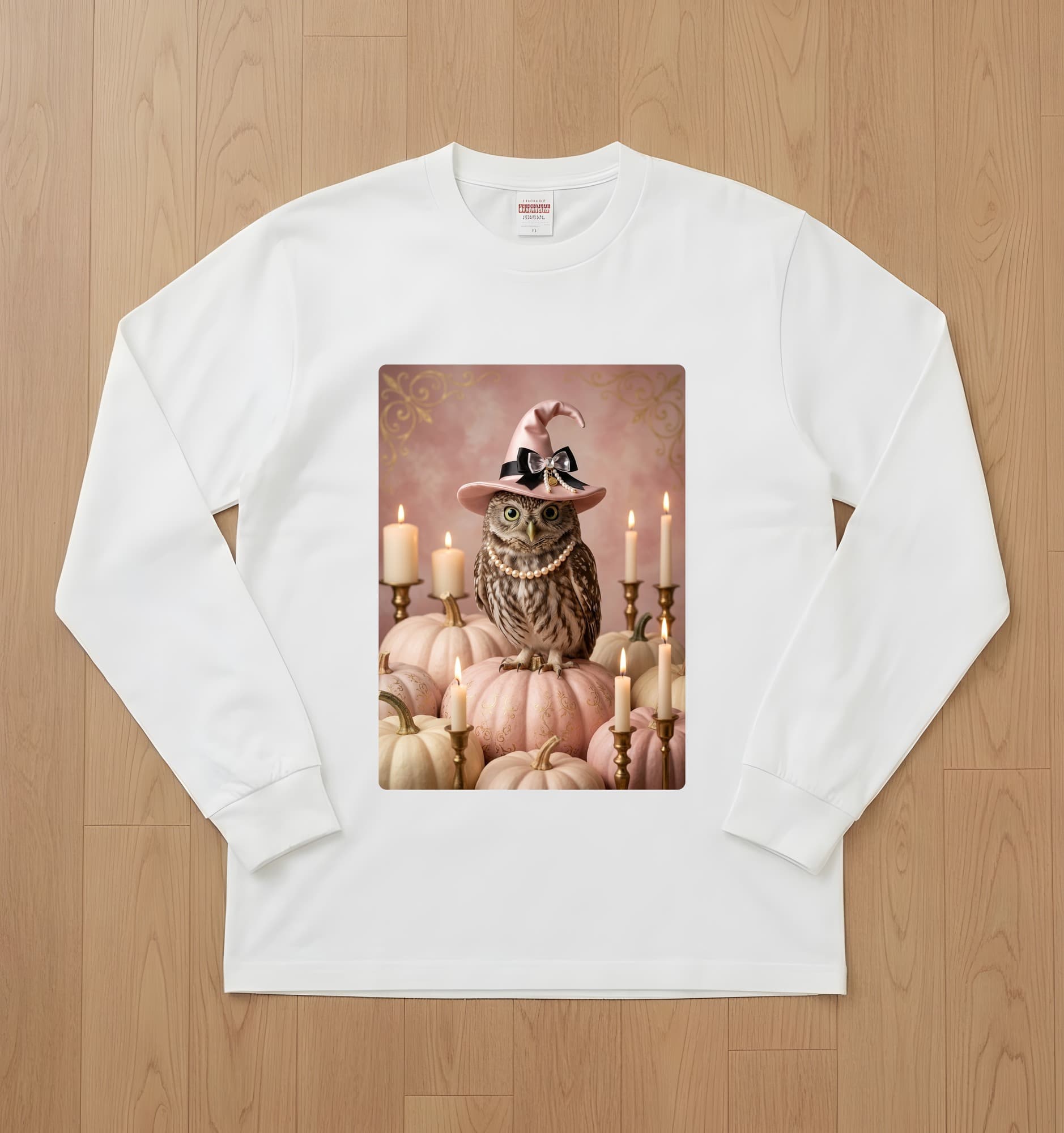 コノハズクのかぼちゃとキャンドルの油絵風アートハロウィン長袖Tシャツ(ホワイト)