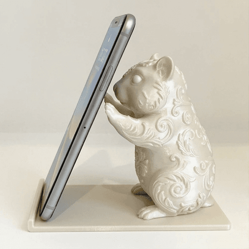 テディベアハムスターのルネサンス肖像画スマホスタンド(シルクホワイト)