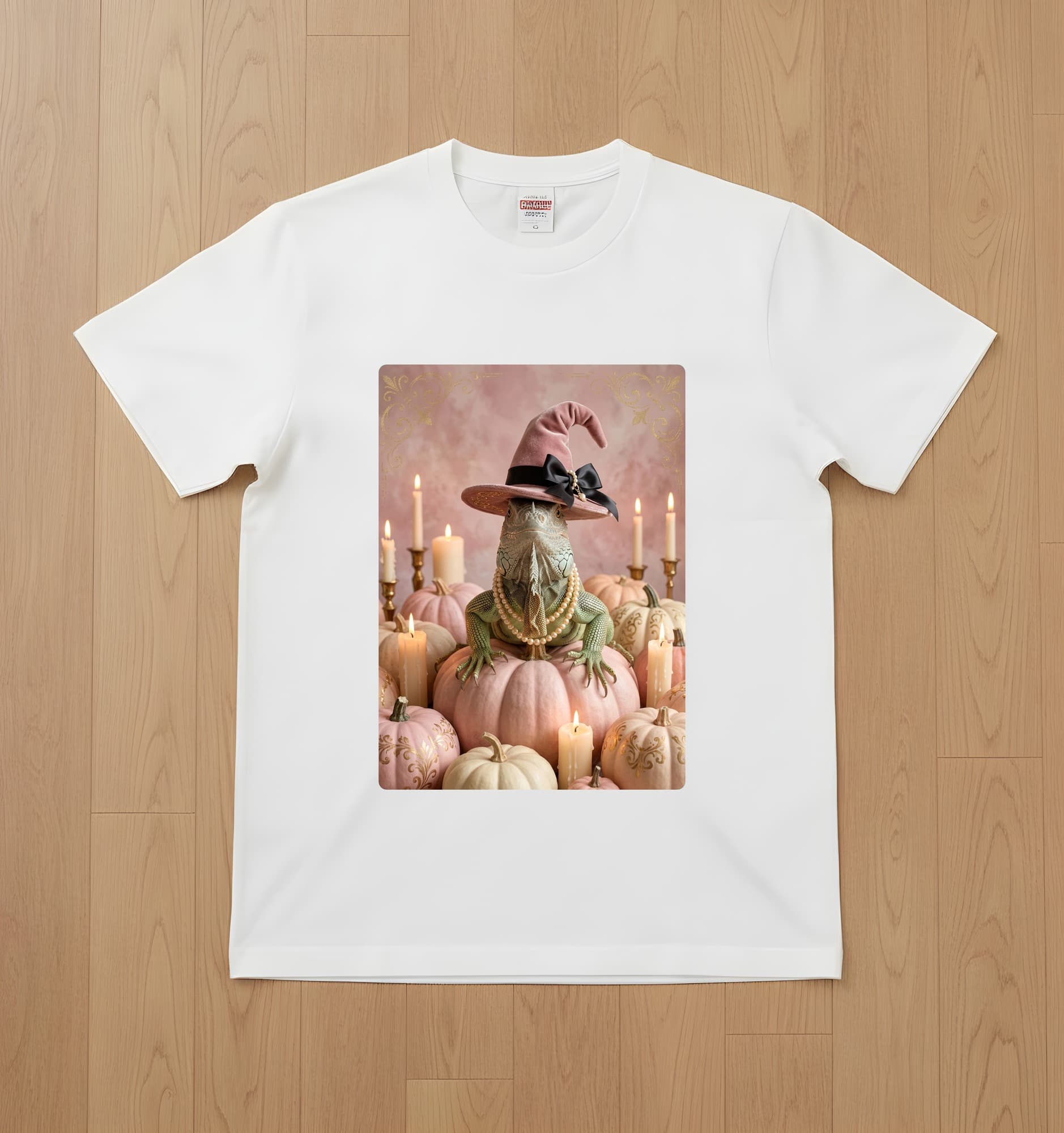 グリーンイグアナのかぼちゃとキャンドルの油絵風アートハロウィンTシャツ(ホワイト)