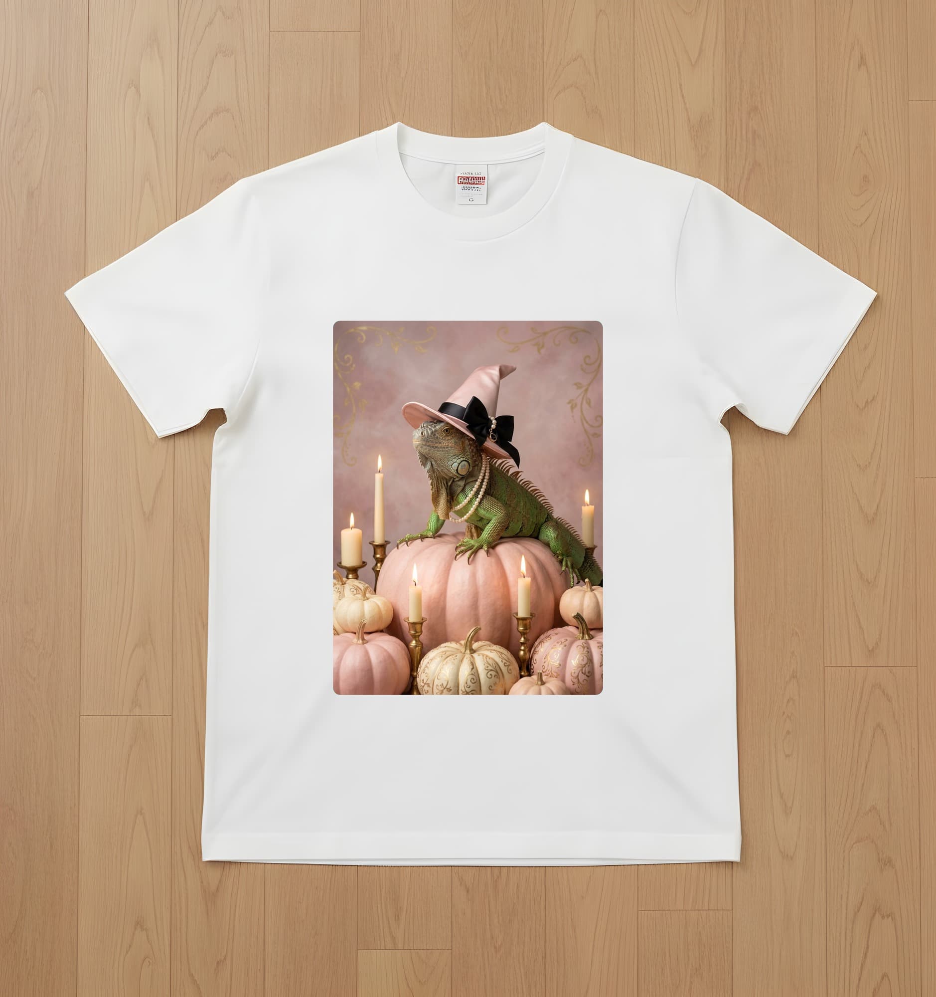 グリーンイグアナのかぼちゃとキャンドルの油絵風アートハロウィンTシャツ(ホワイト)