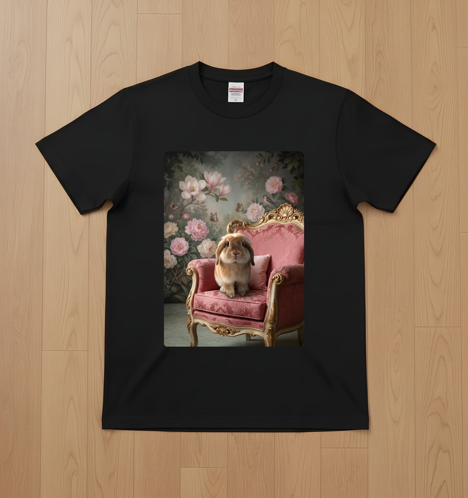 アメリカンファジーロップのシャビーピンクの油絵風アートロココ調Tシャツ(ブラック)