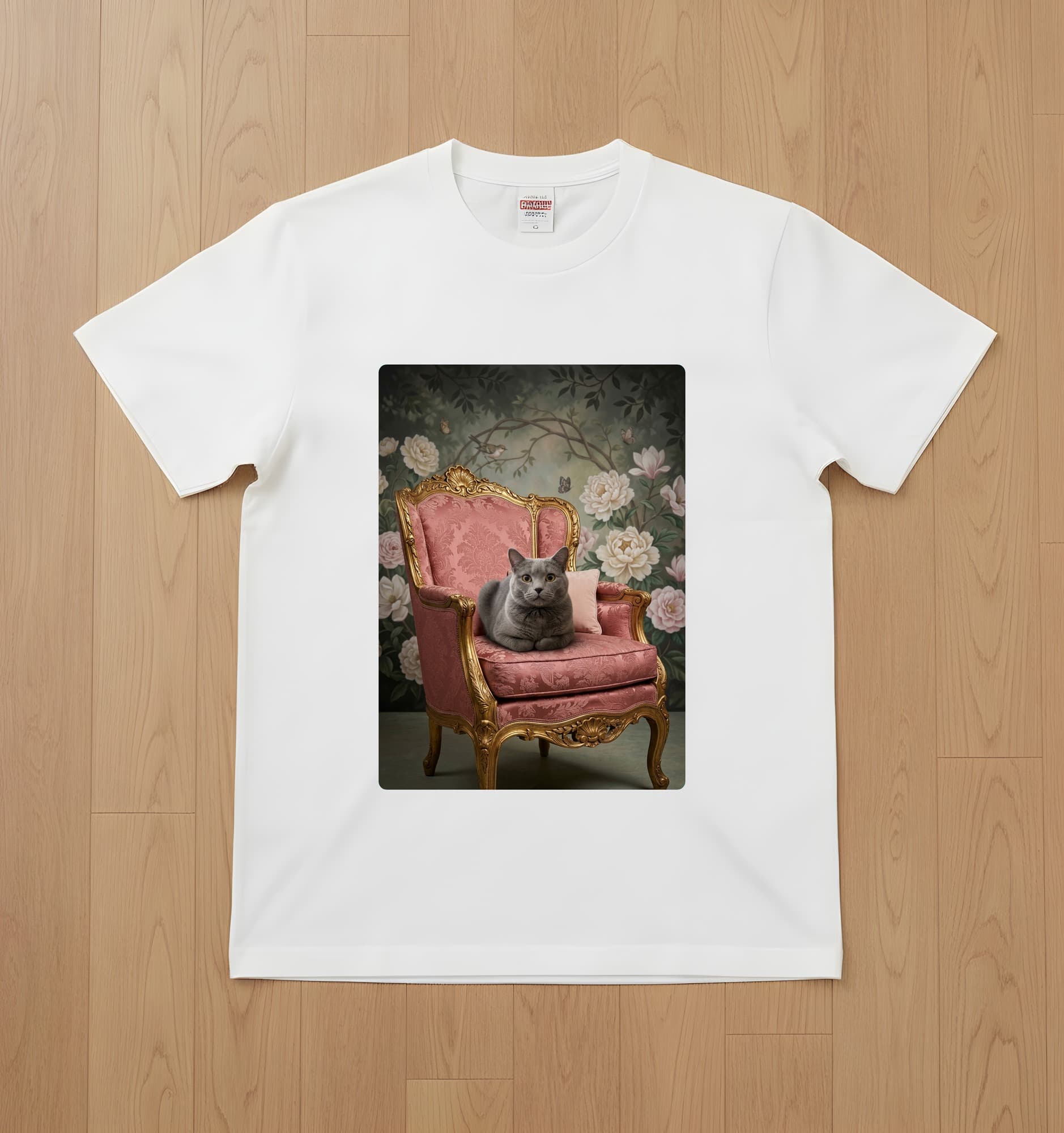 ブリティッシュショートヘアのシャビーピンクの油絵風アートロココ調Tシャツ(ホワイト)