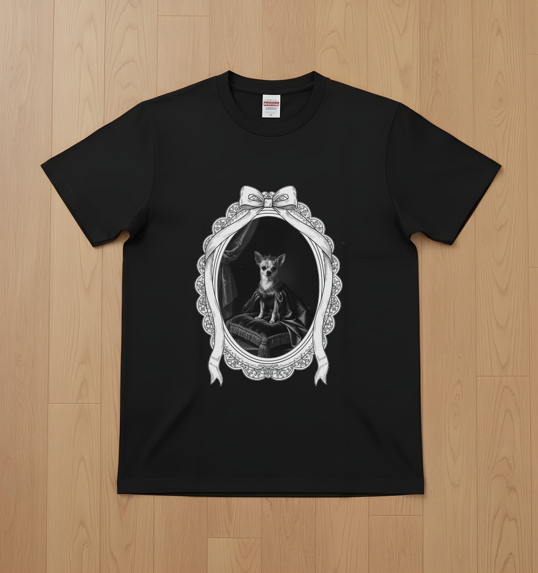 チワワのルネサンス肖像画Tシャツ(ブラック・モノクロプリント・額縁デザインあり)