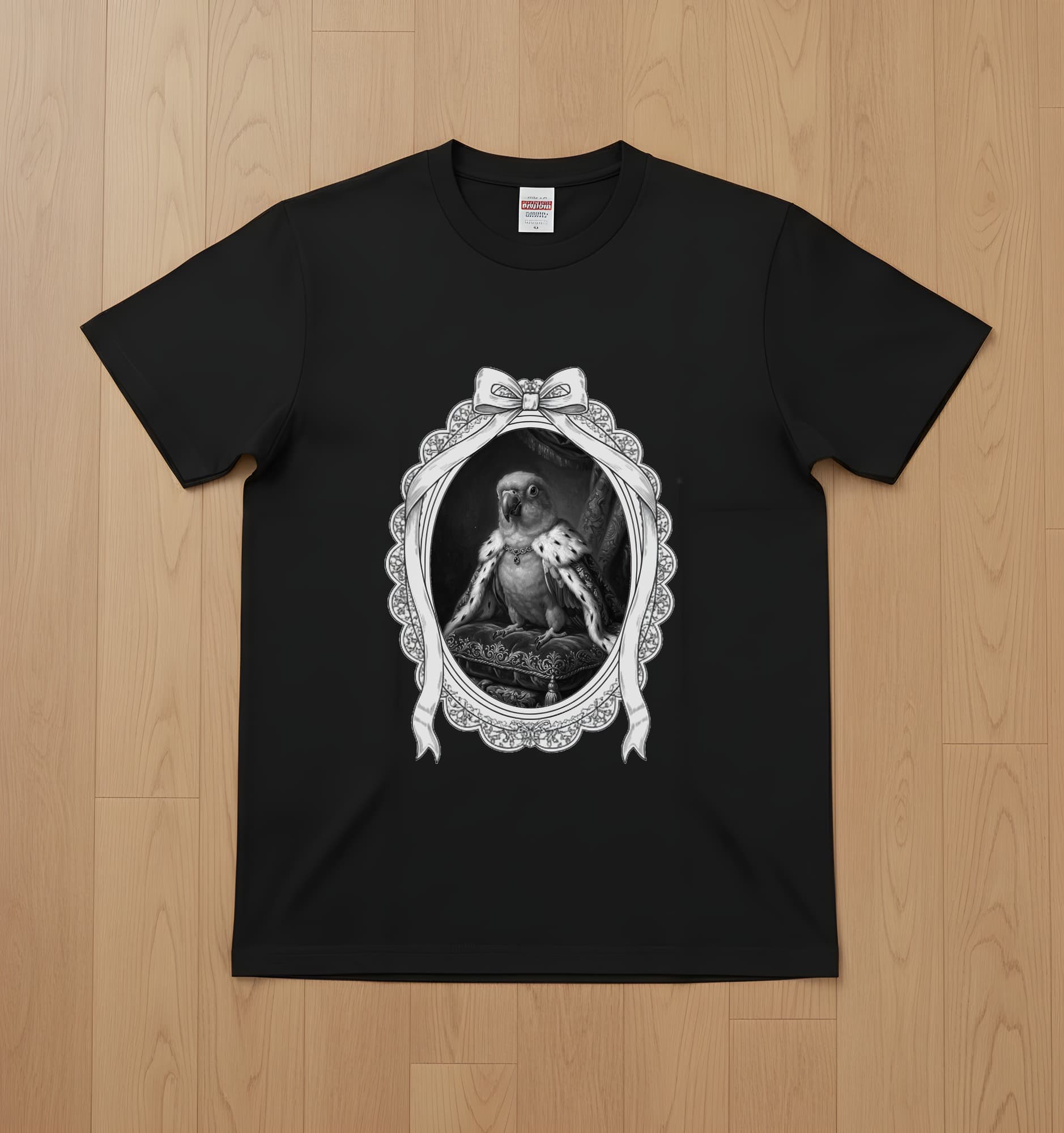 コガネメキシコインコのルネサンス肖像画Tシャツ(ブラック・モノクロプリント・額縁デザインあり)