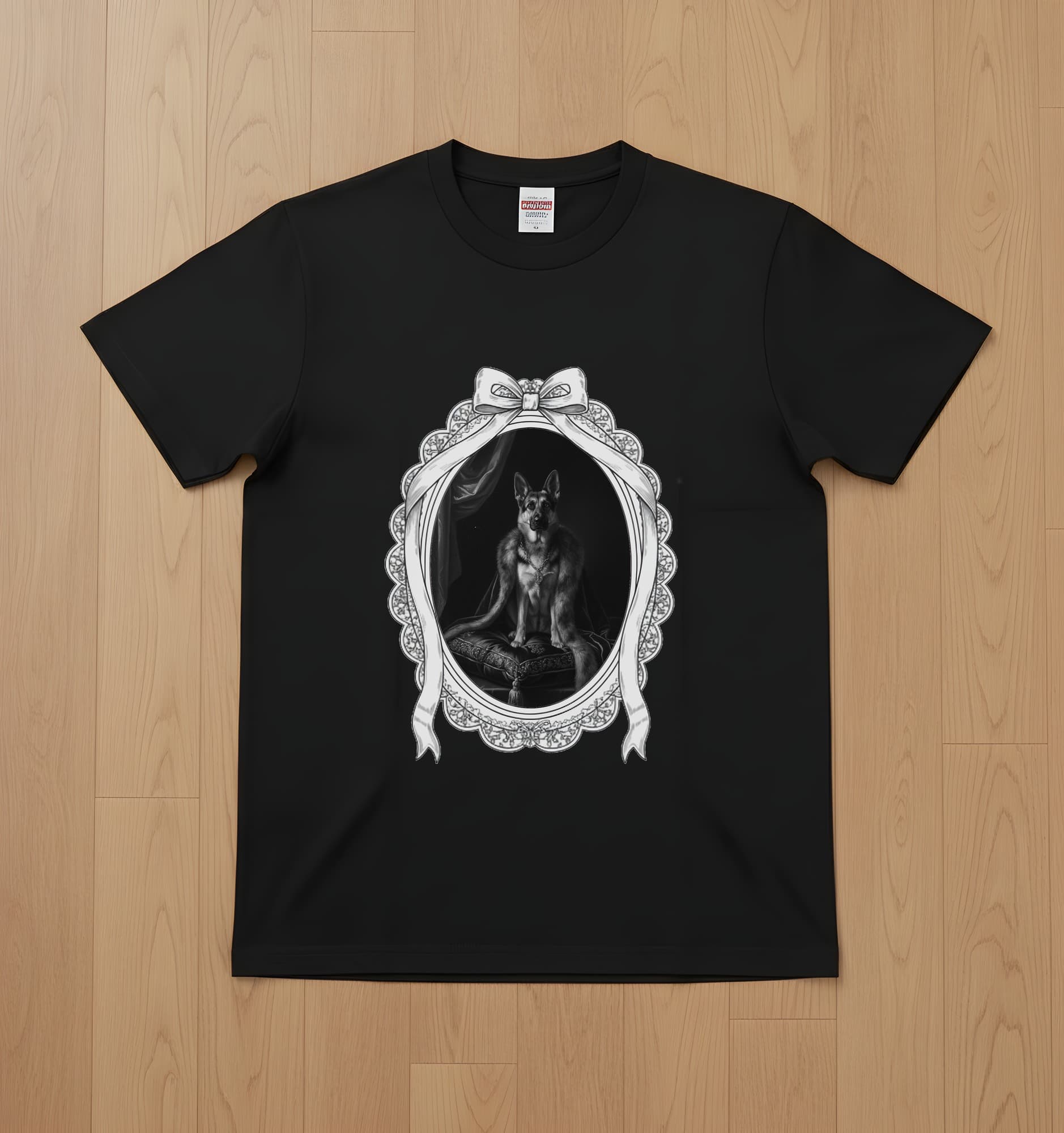ジャーマンシェパードのルネサンス肖像画Tシャツ(ブラック・モノクロプリント・額縁デザインあり)