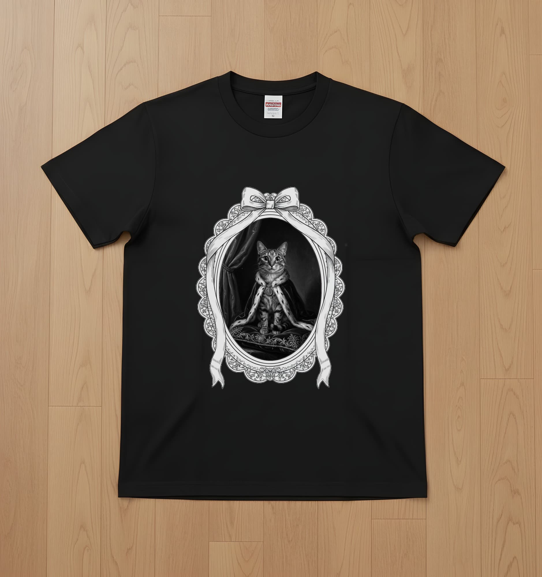 猫のルネサンス肖像画Tシャツ(ブラック・モノクロプリント・額縁デザインあり)