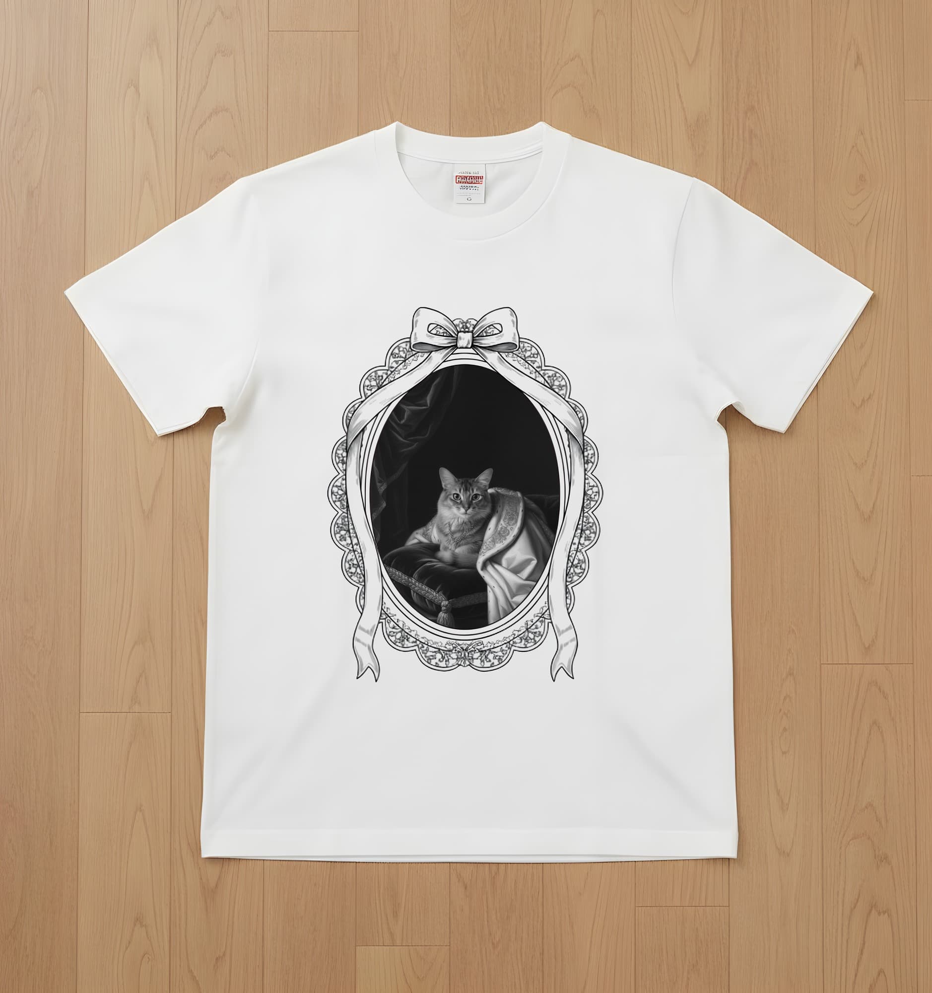 ソマリのルネサンス肖像画Tシャツ(ホワイト・モノクロプリント・額縁デザインあり)