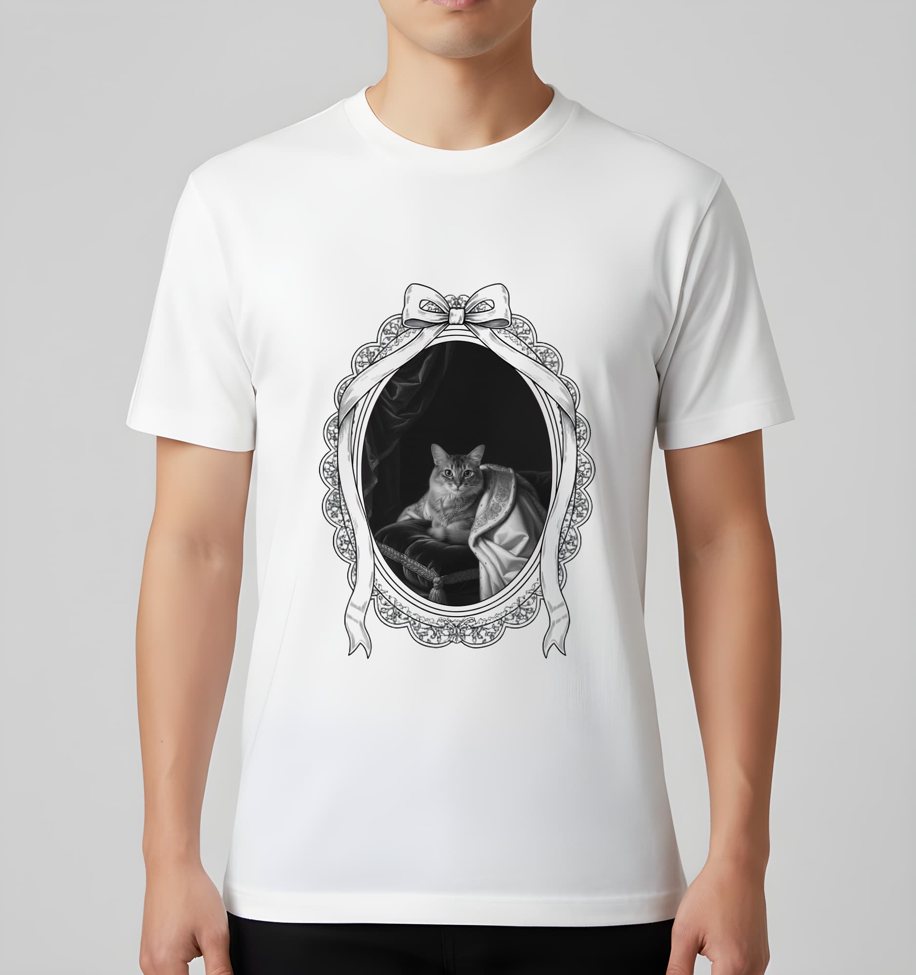 ソマリのルネサンス肖像画Tシャツ(ホワイト・モノクロプリント・額縁デザインあり) 3
