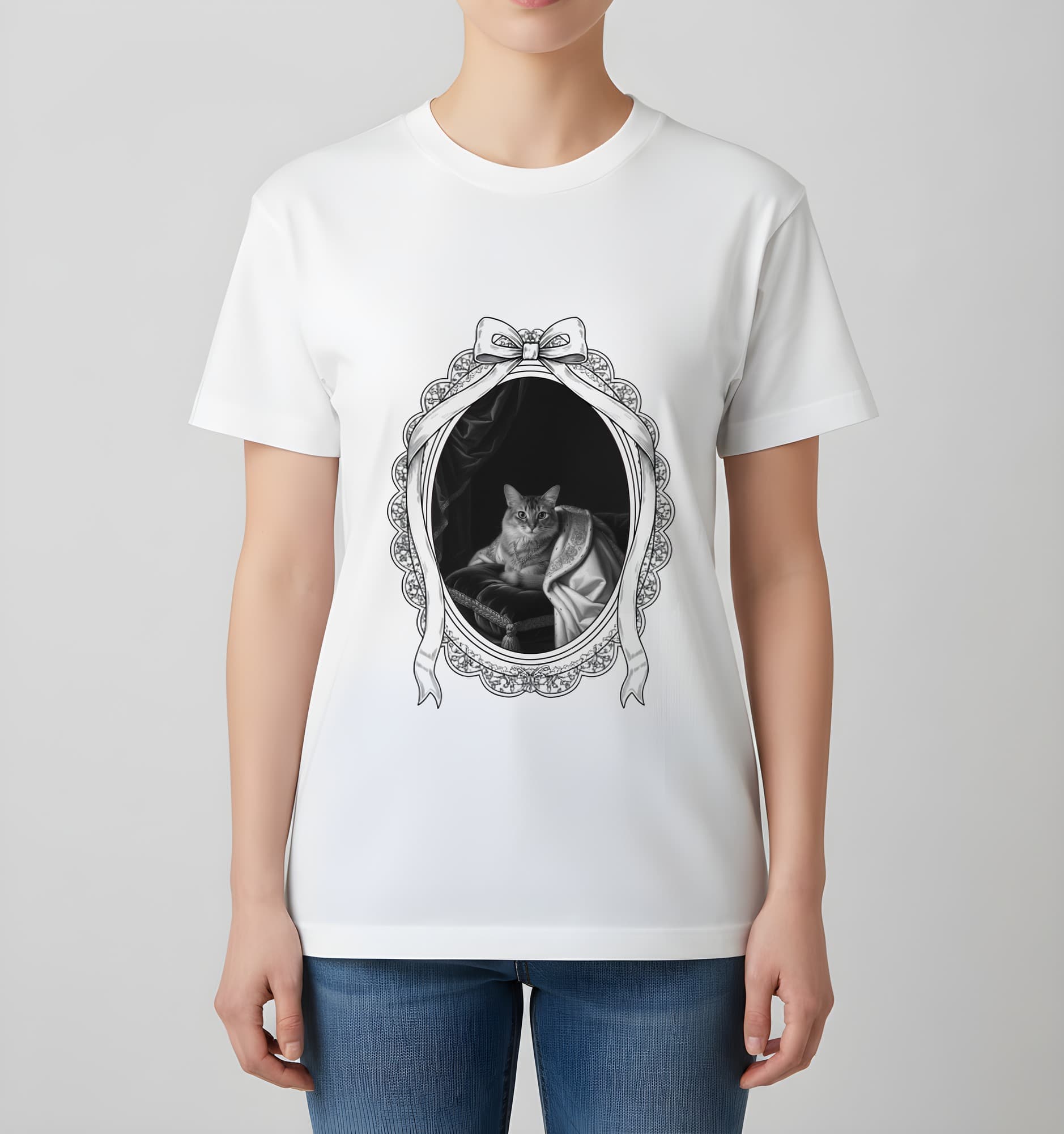 ソマリのルネサンス肖像画Tシャツ(ホワイト・モノクロプリント・額縁デザインあり) 4