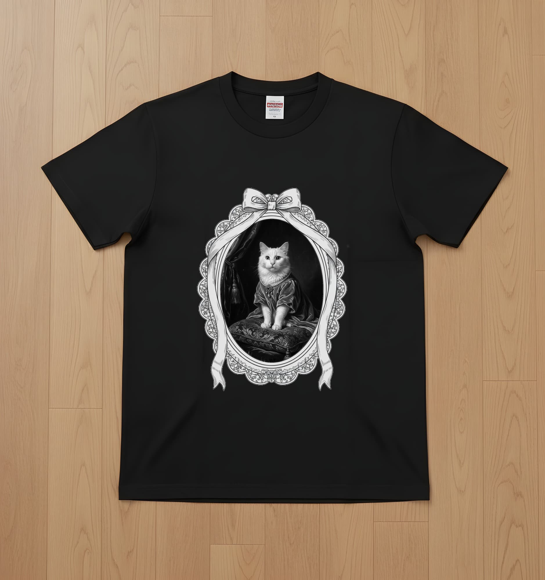 ターキッシュアンゴラのルネサンス肖像画Tシャツ(ブラック・モノクロプリント・額縁デザインあり)
