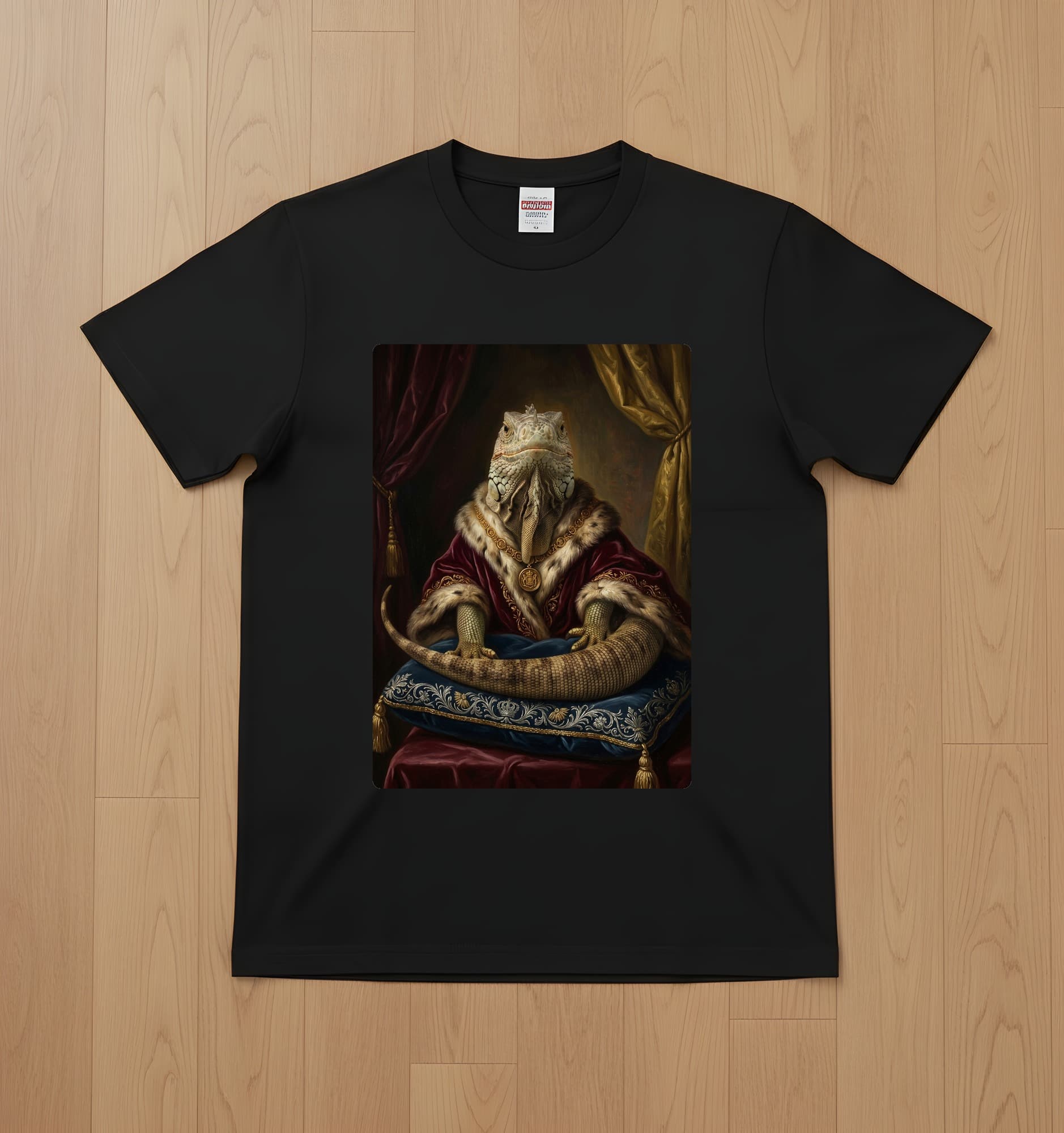 サイイグアナのルネサンス肖像画Tシャツ(ブラック・カラープリント・額縁なし)