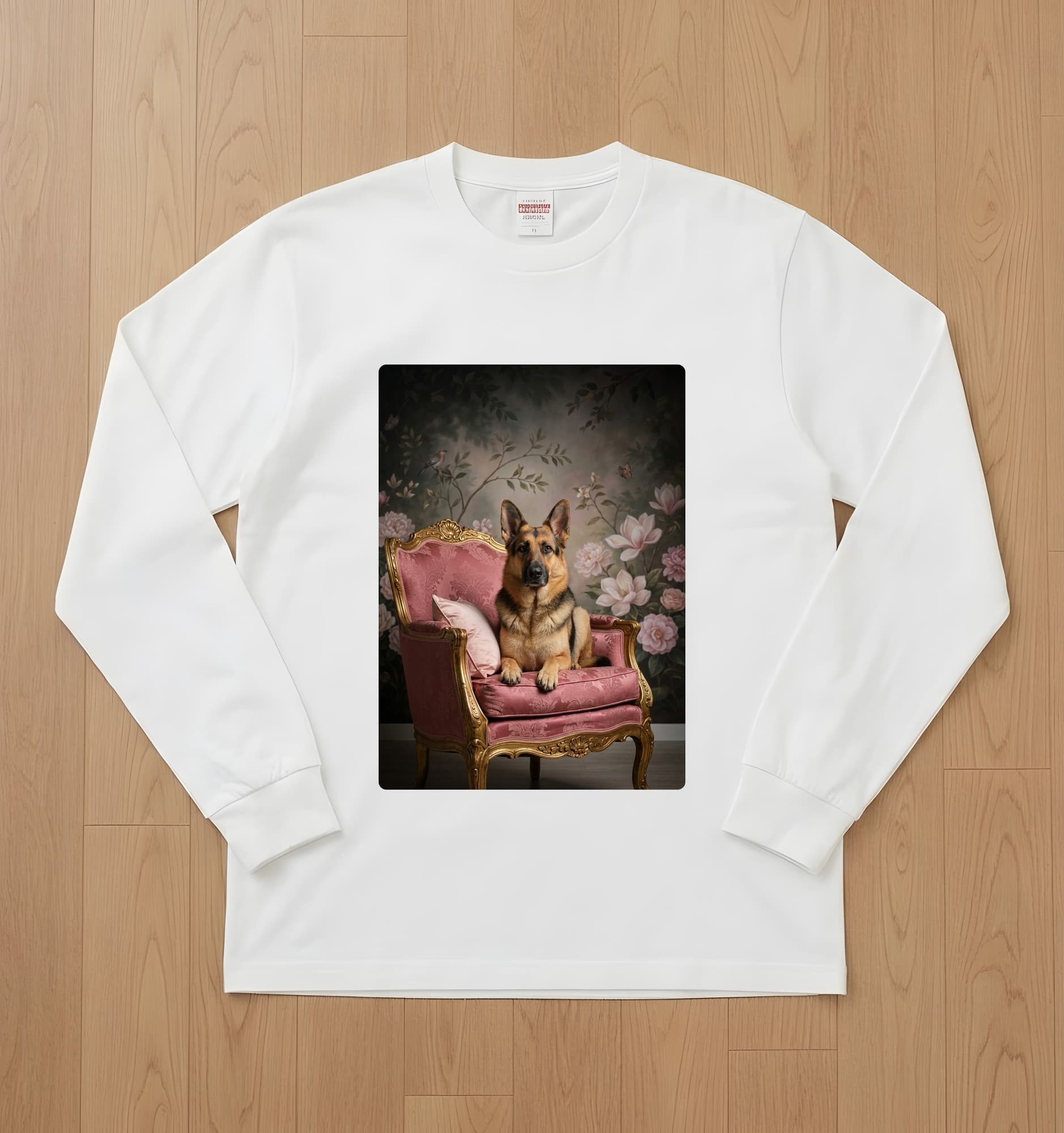 ジャーマンシェパードのシャビーピンクの油絵風アートロココ調長袖Tシャツ(ホワイト)