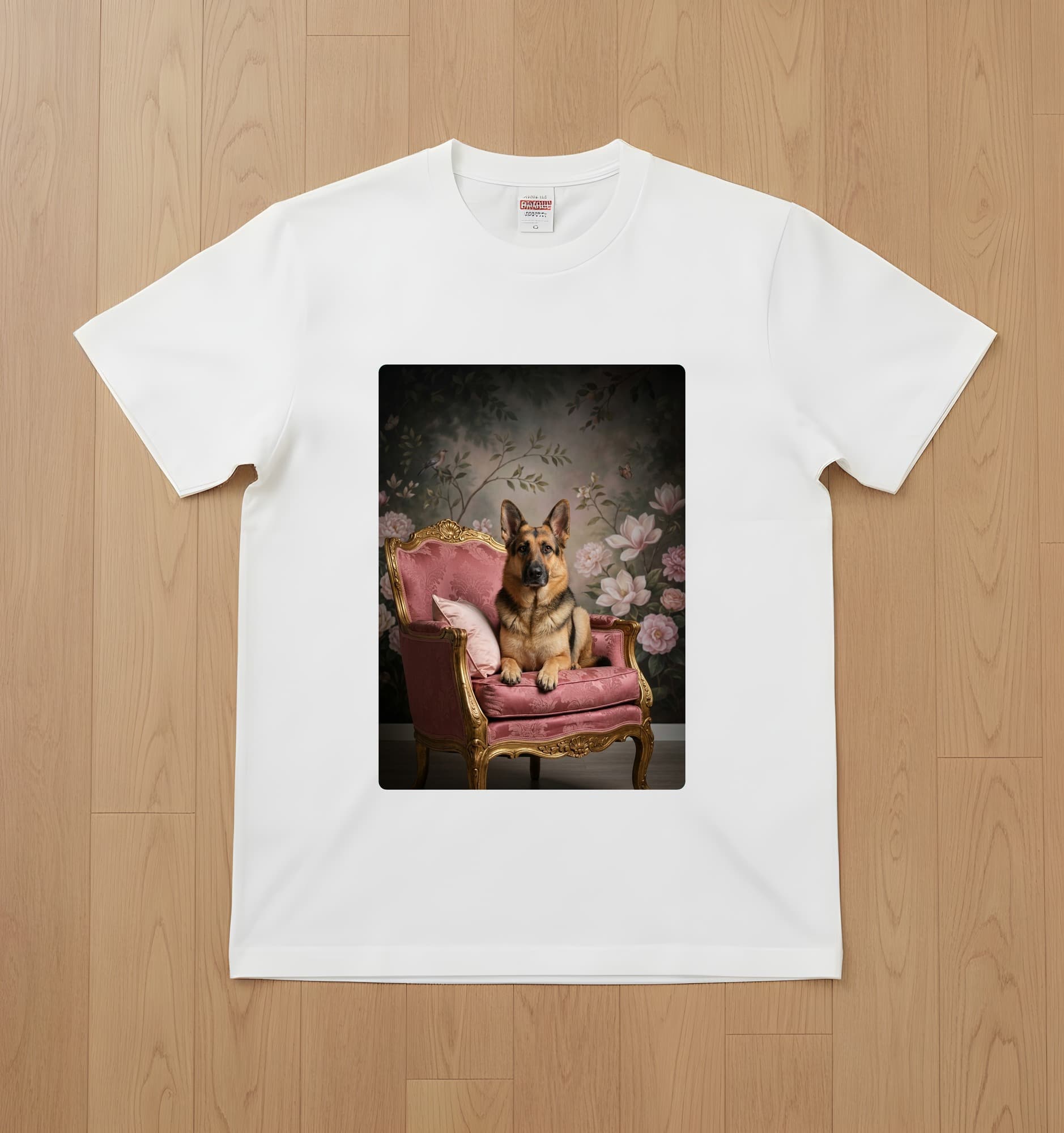 ジャーマンシェパードのシャビーピンクの油絵風アートロココ調Tシャツ(ホワイト)