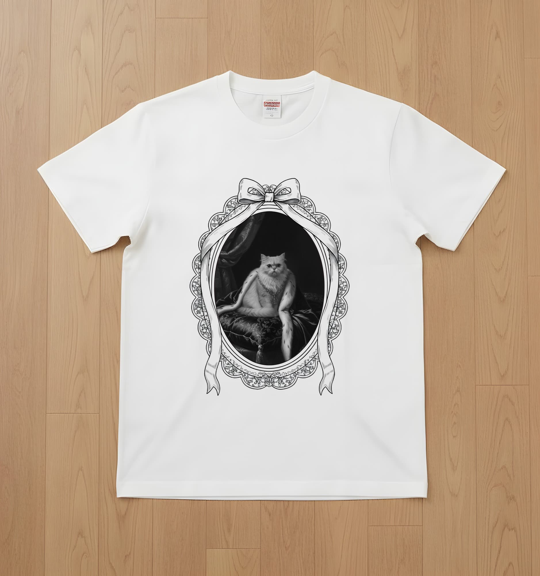 チンチラペルシャのルネサンス肖像画Tシャツ(ホワイト・モノクロプリント・額縁デザインあり)