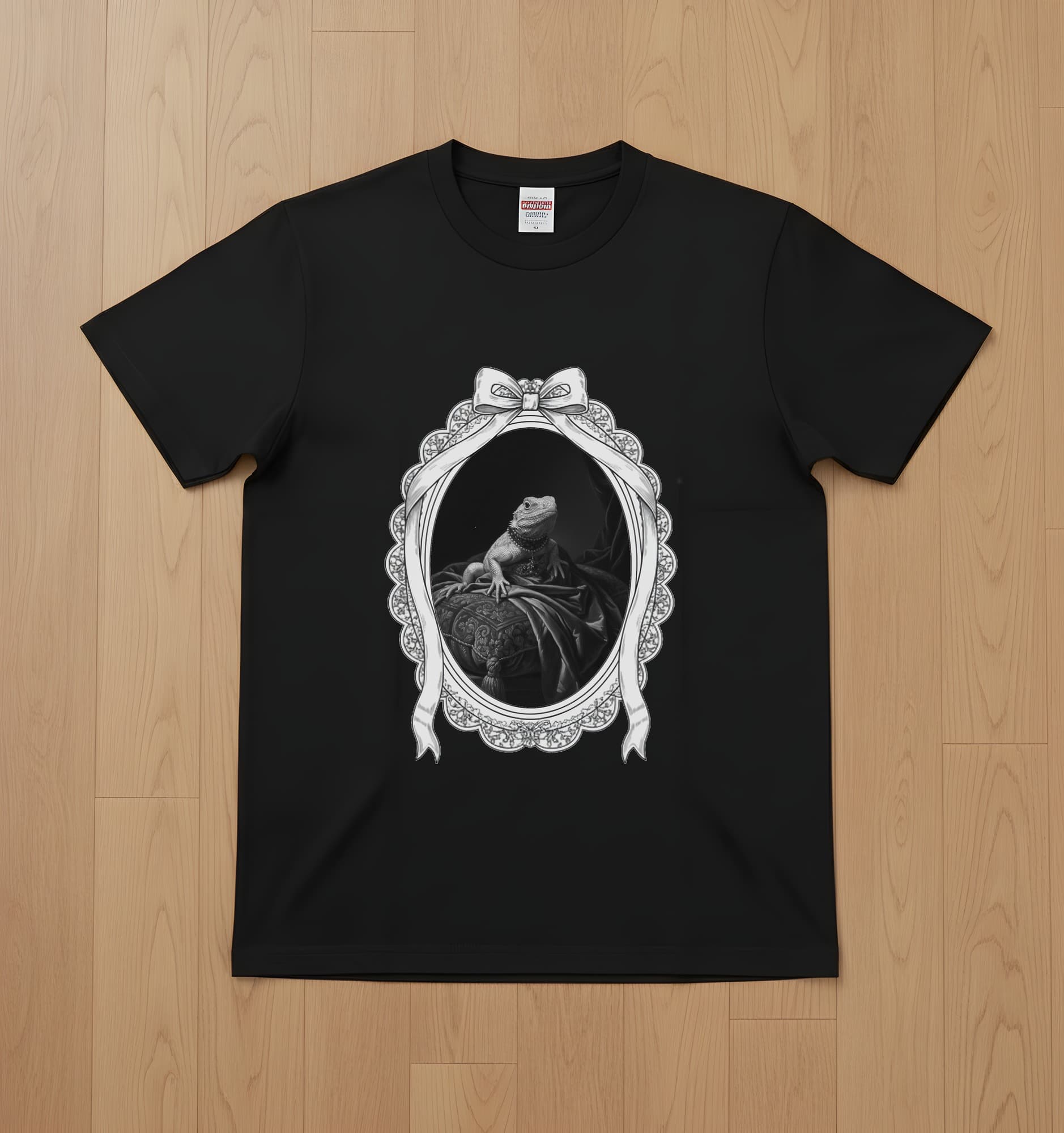 サバクイグアナのルネサンス肖像画Tシャツ(ブラック・モノクロプリント・額縁デザインあり)