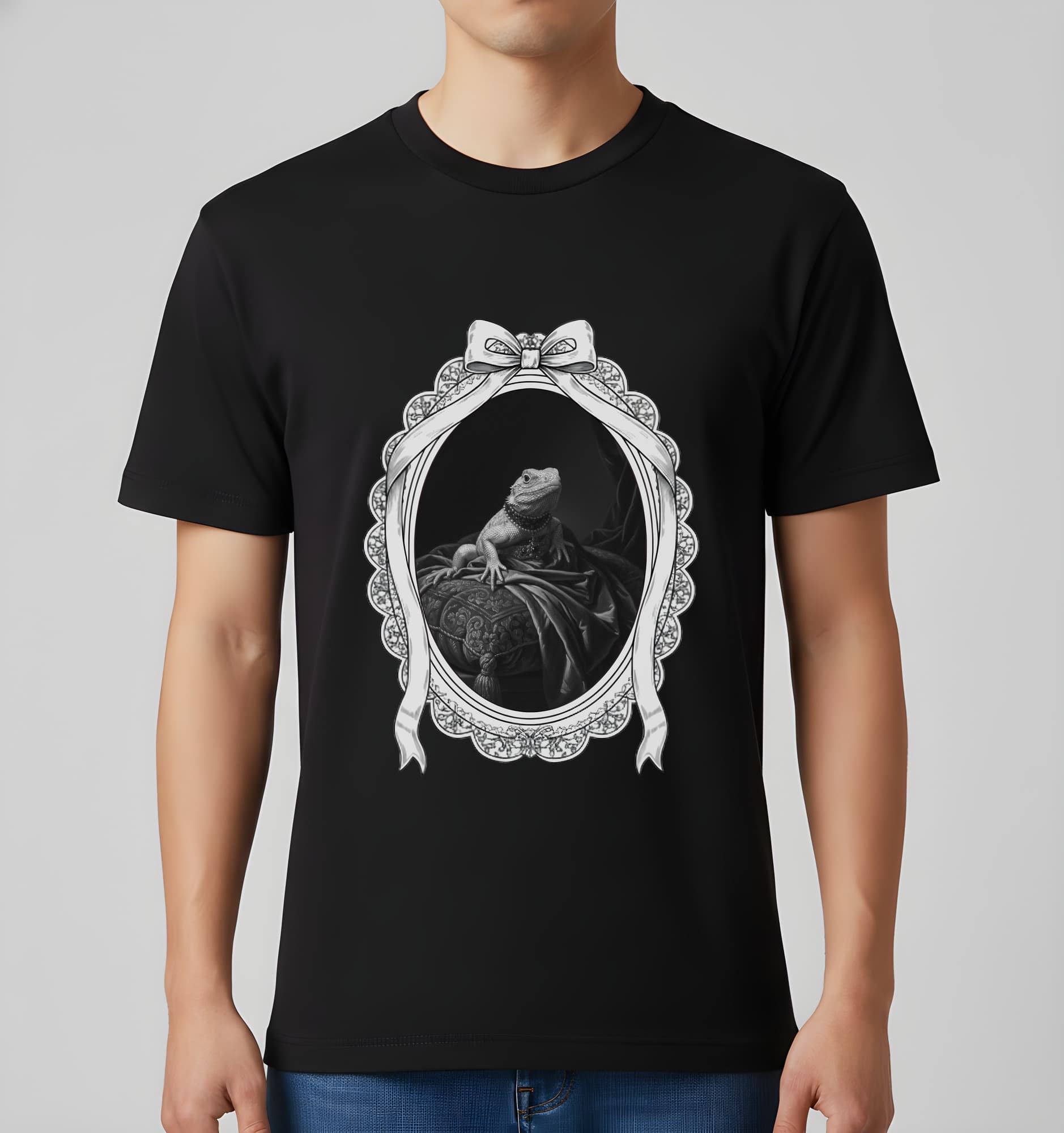 サバクイグアナのルネサンス肖像画Tシャツ(ブラック・モノクロプリント・額縁デザインあり) 2