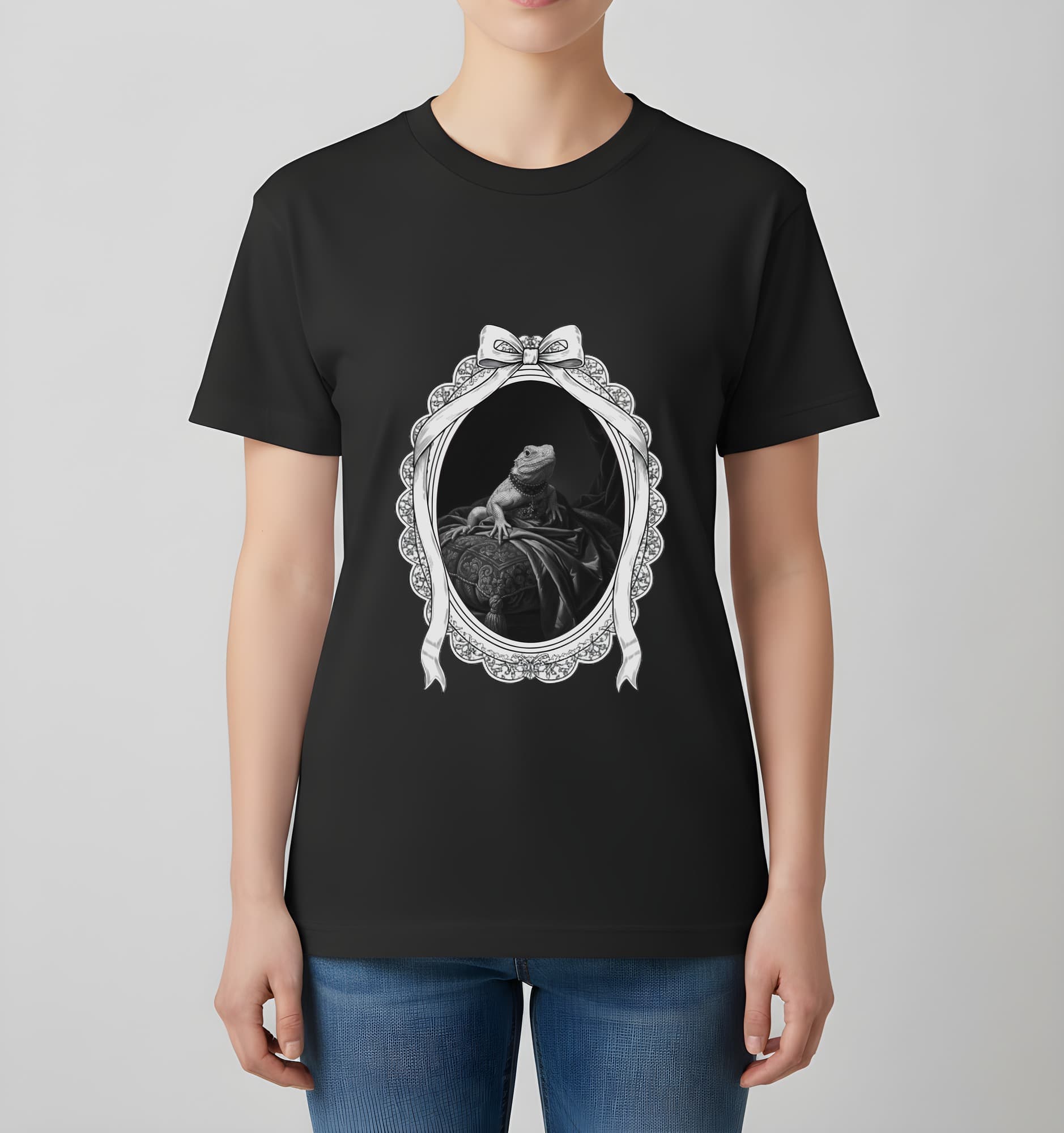 サバクイグアナのルネサンス肖像画Tシャツ(ブラック・モノクロプリント・額縁デザインあり) 4