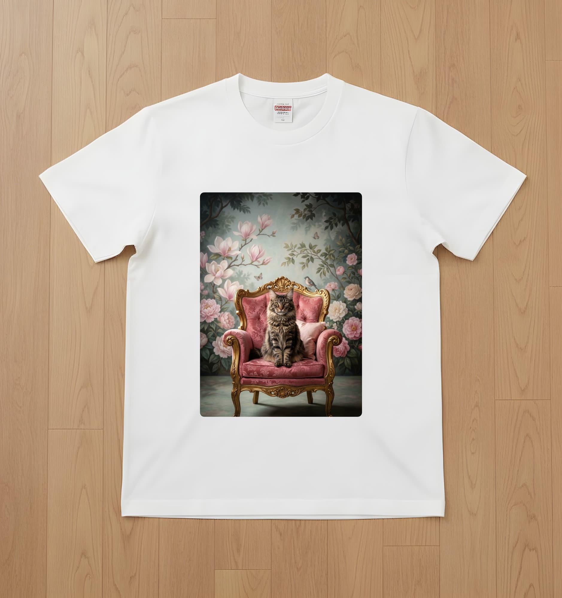 メインクーンのシャビーピンクの油絵風アートロココ調Tシャツ(ホワイト)