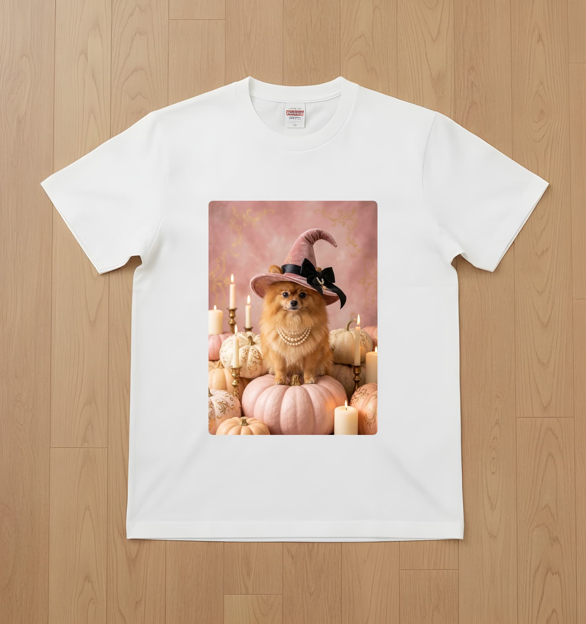 ポメラニアンのかぼちゃとキャンドルの油絵風アートハロウィンTシャツ(ホワイト)