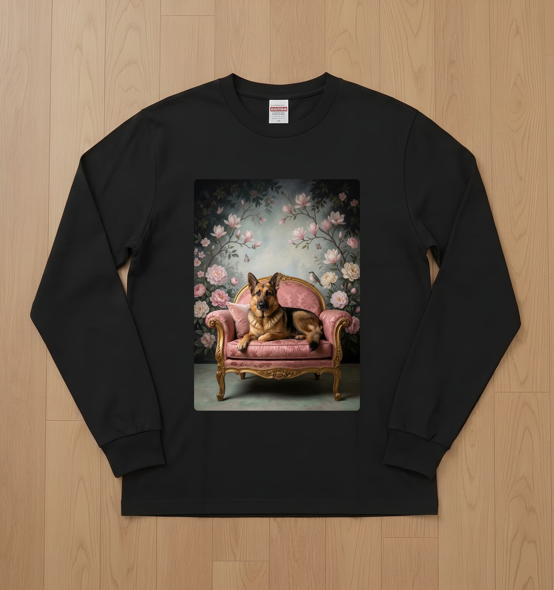 ジャーマンシェパードのシャビーピンクの油絵風アートロココ調長袖Tシャツ(ブラック)