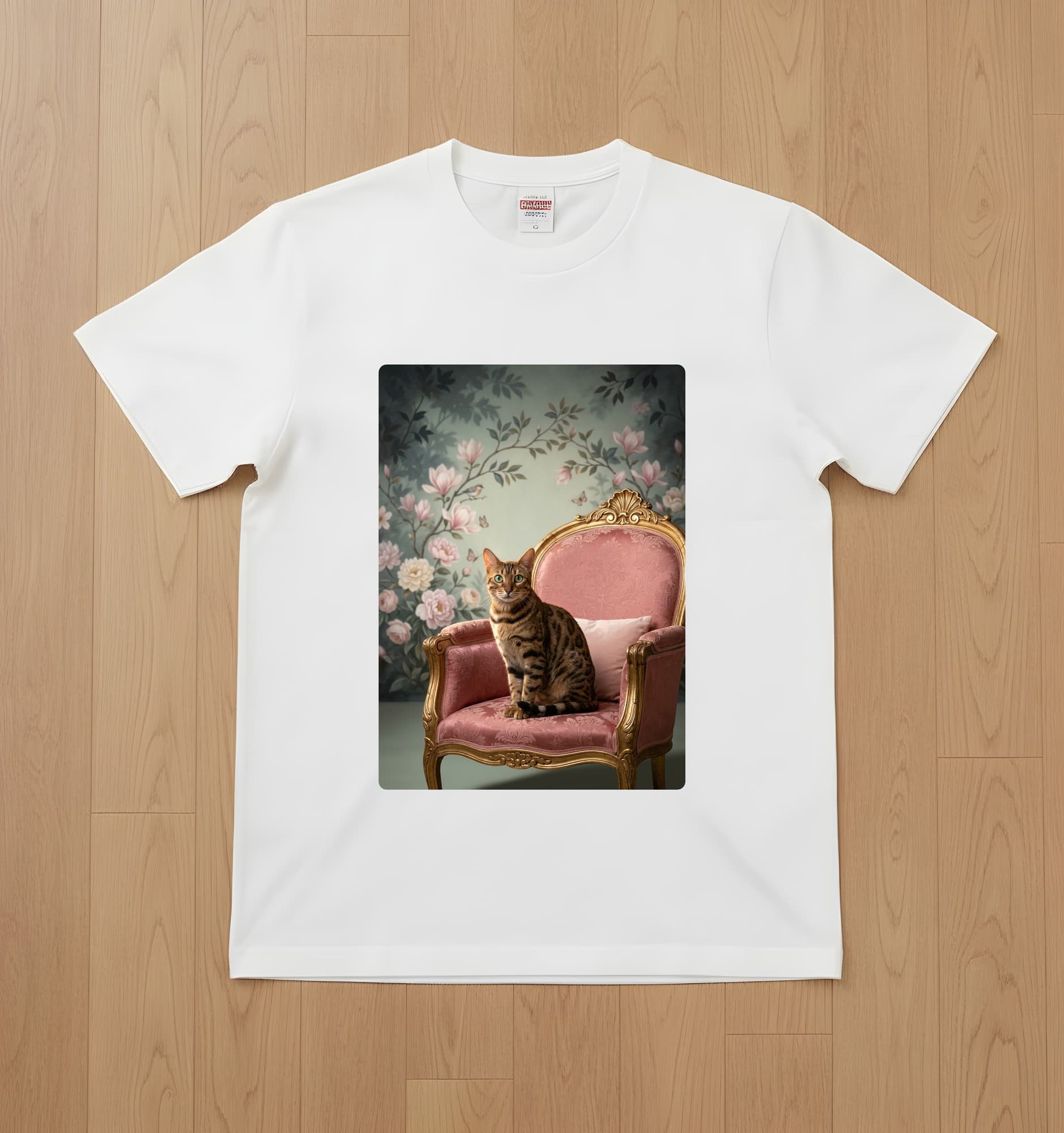 ベンガルのシャビーピンクの油絵風アートロココ調Tシャツ(ホワイト)