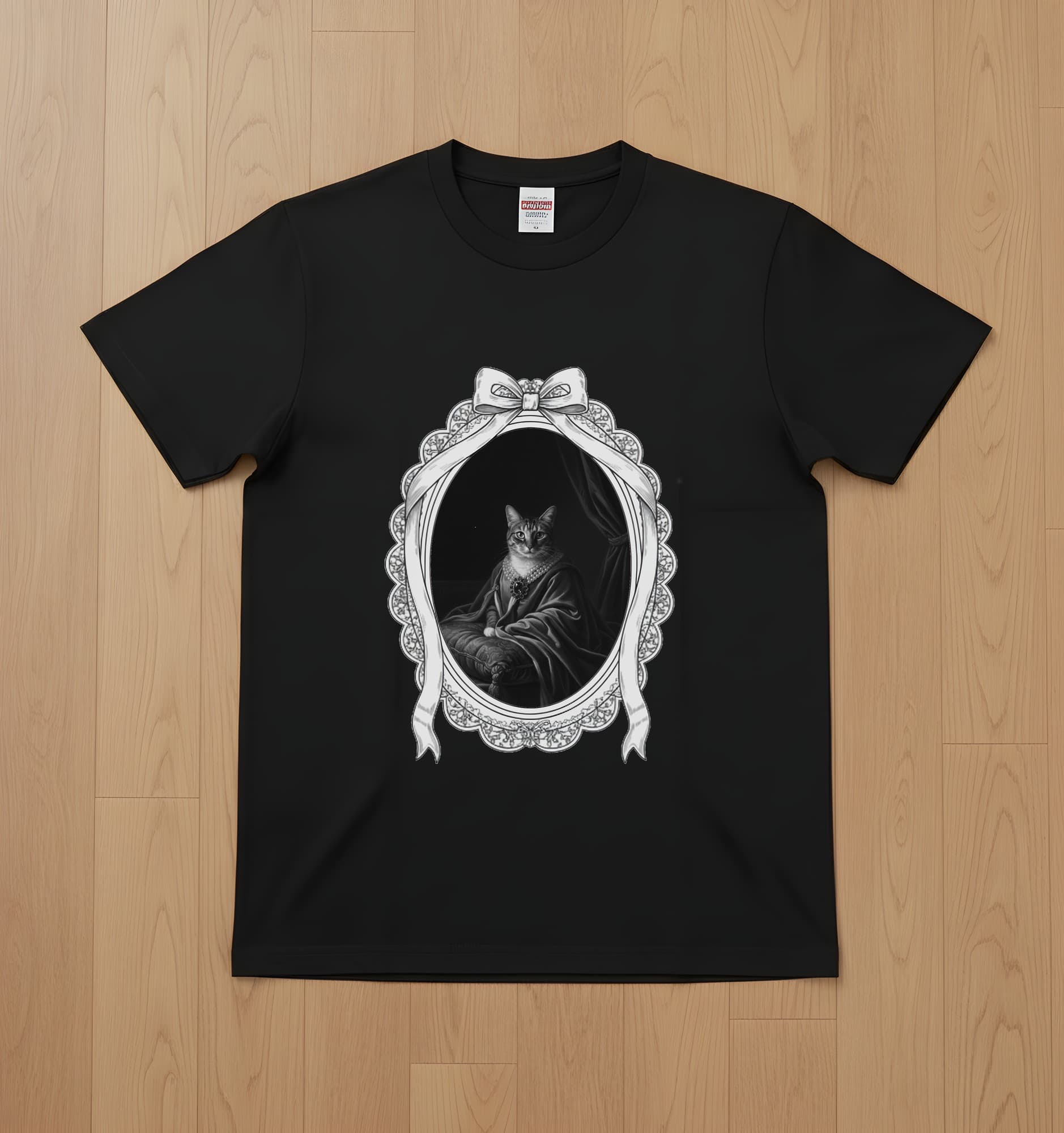 猫のルネサンス肖像画Tシャツ(ブラック・モノクロプリント・額縁デザインあり)