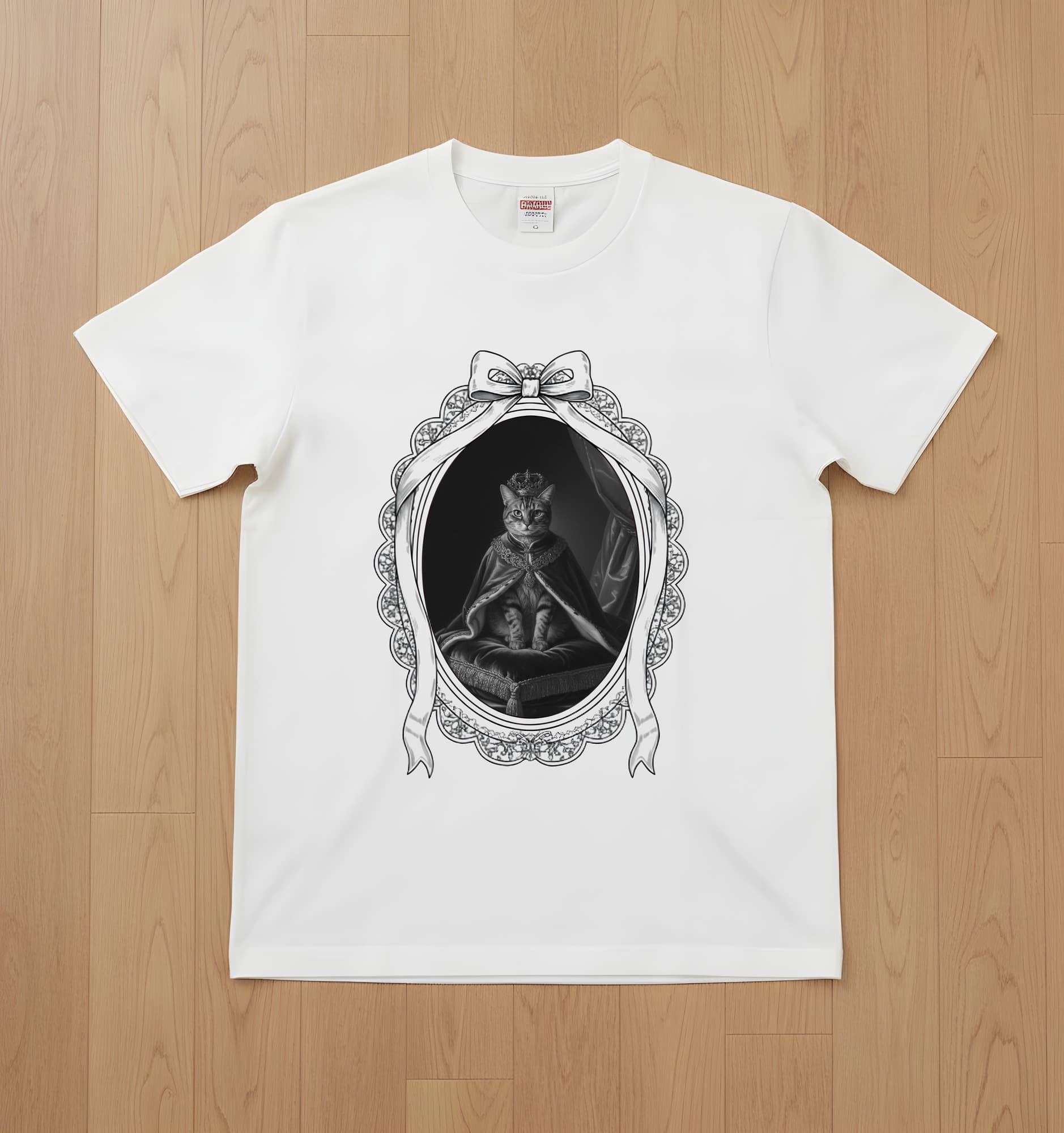 アメリカンショートヘアのルネサンス肖像画Tシャツ(ホワイト・モノクロプリント・額縁デザインあり)