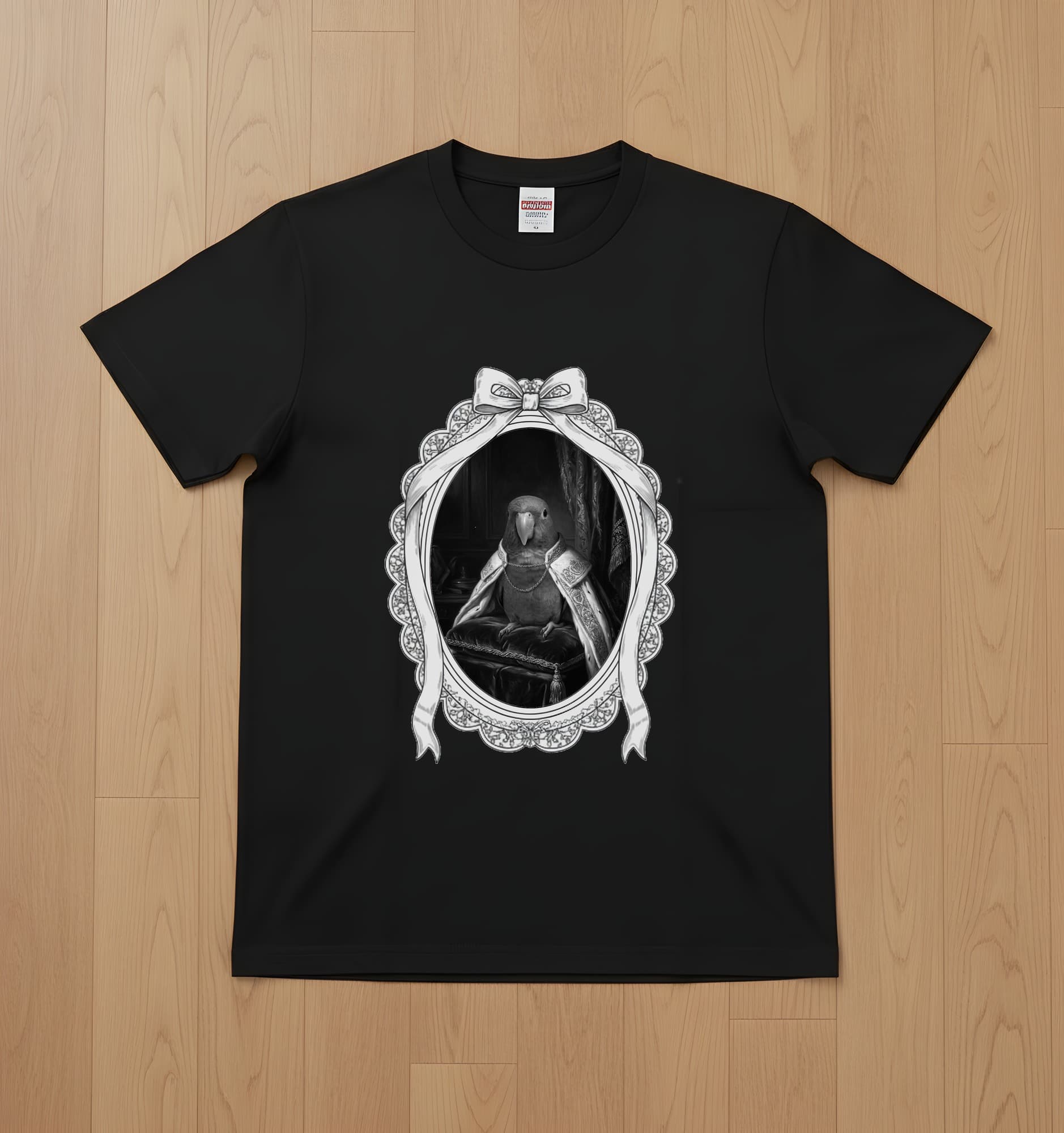 アカハラインコのルネサンス肖像画Tシャツ(ブラック・モノクロプリント・額縁デザインあり)