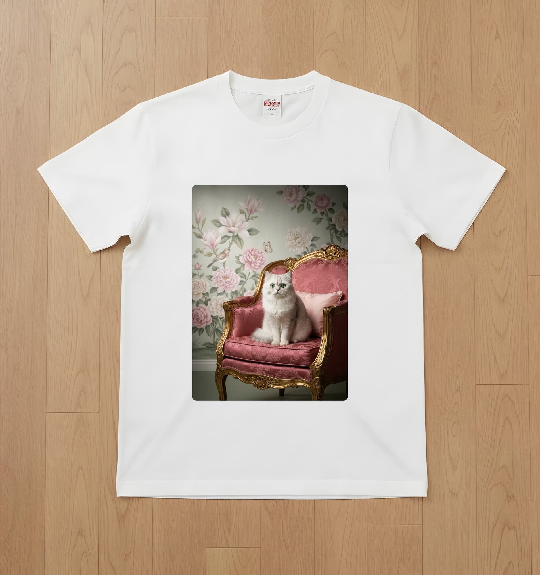 チンチラペルシャのシャビーピンクの油絵風アートロココ調Tシャツ(ホワイト)