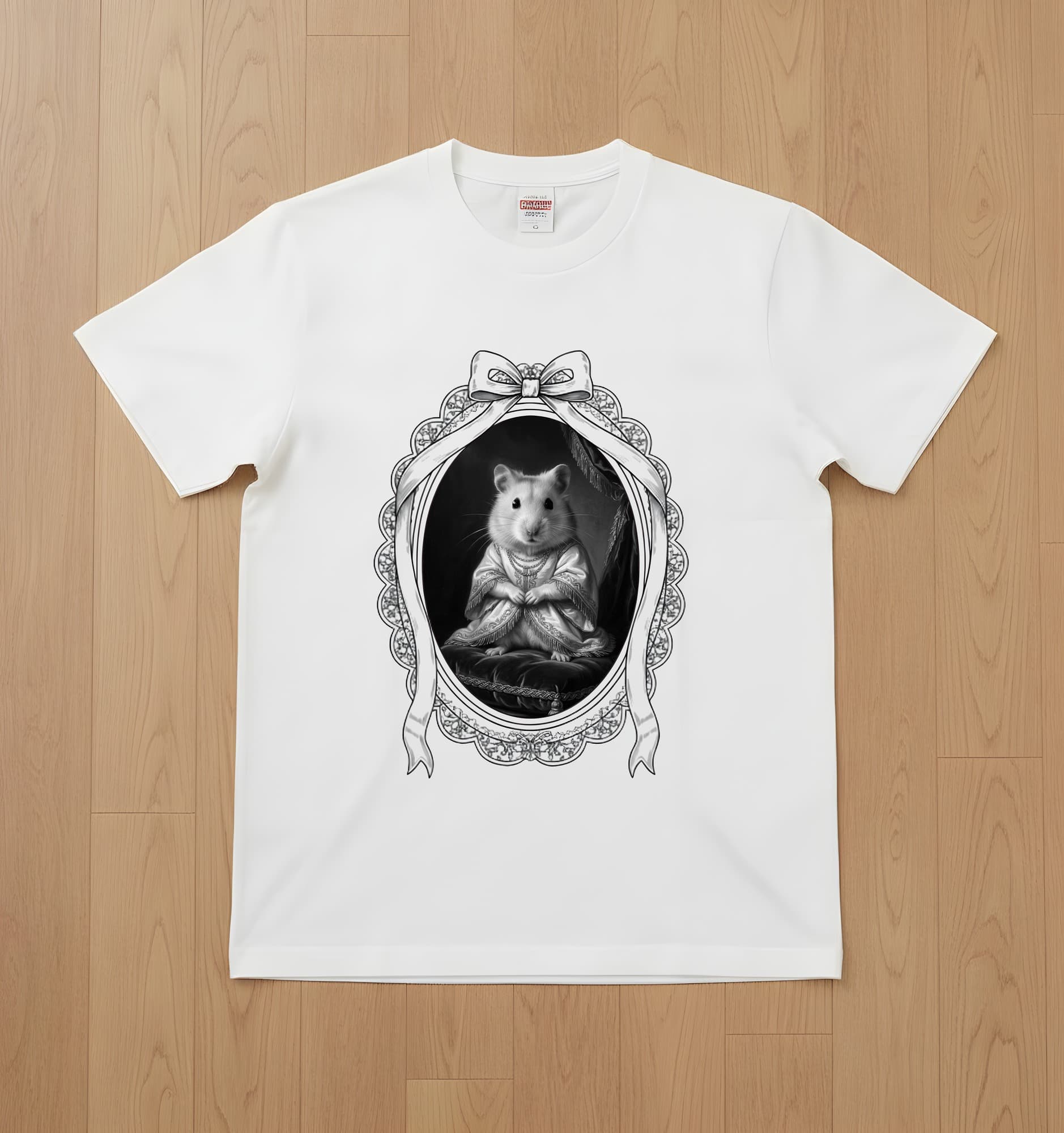 プディングハムスターのルネサンス肖像画Tシャツ(ホワイト・モノクロプリント・額縁デザインあり)