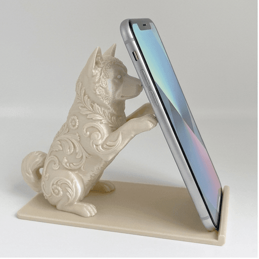 秋田犬のルネサンス肖像画スマホスタンド(シルクホワイト)