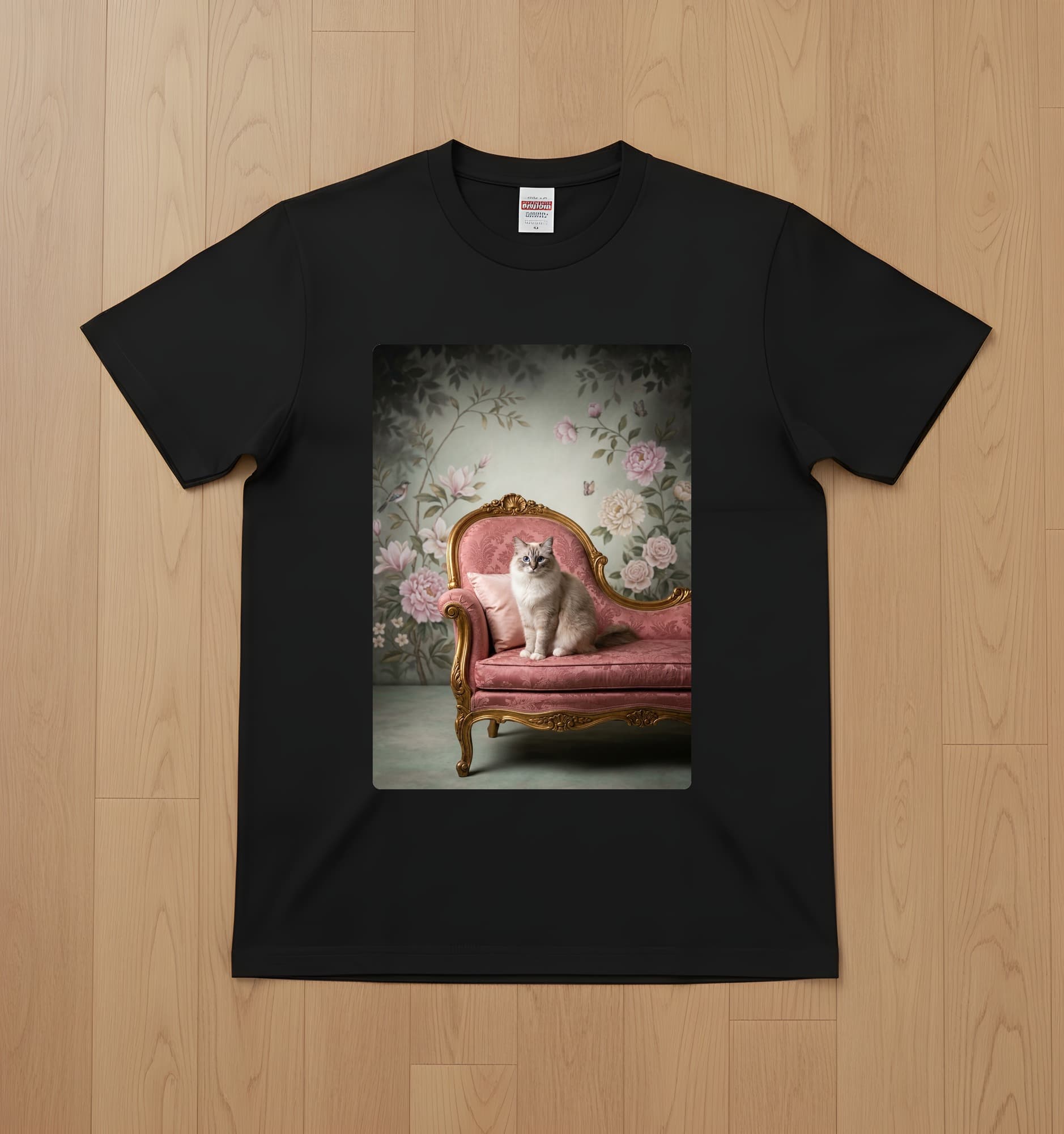 ラグドールのシャビーピンクの油絵風アートロココ調Tシャツ(ブラック)